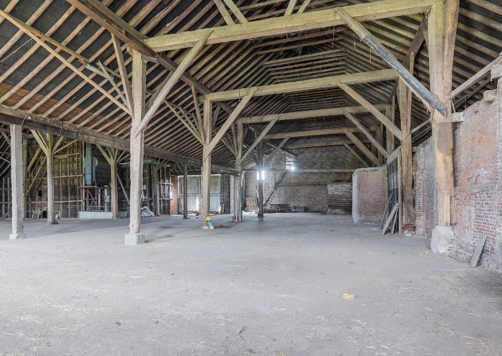 Het gebintwerk is van vierkante balken in dekbalkverband en de schuine korbelen zijn aan de stijlen gespijkerd. Foto: Jan P. Koers, Scheemda