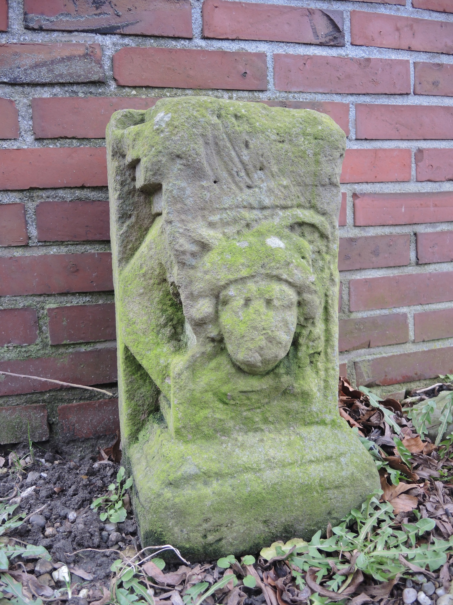 In de tuin voor het voorhuis hebben eerder twee merkwaardige zandstenen consoles gestaan met een afbeelding van een gezicht. Foto: Jan P. Koers, Scheemda.