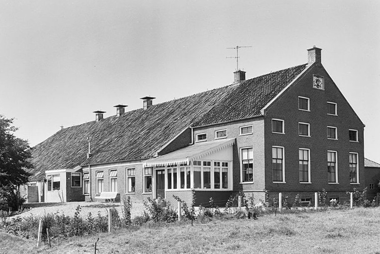 In de voorgevel zit een vierkant ornament met aan de bovenzijde van de lijst een leeuwenkop. Foto: Jan P. Koers, Scheemda.