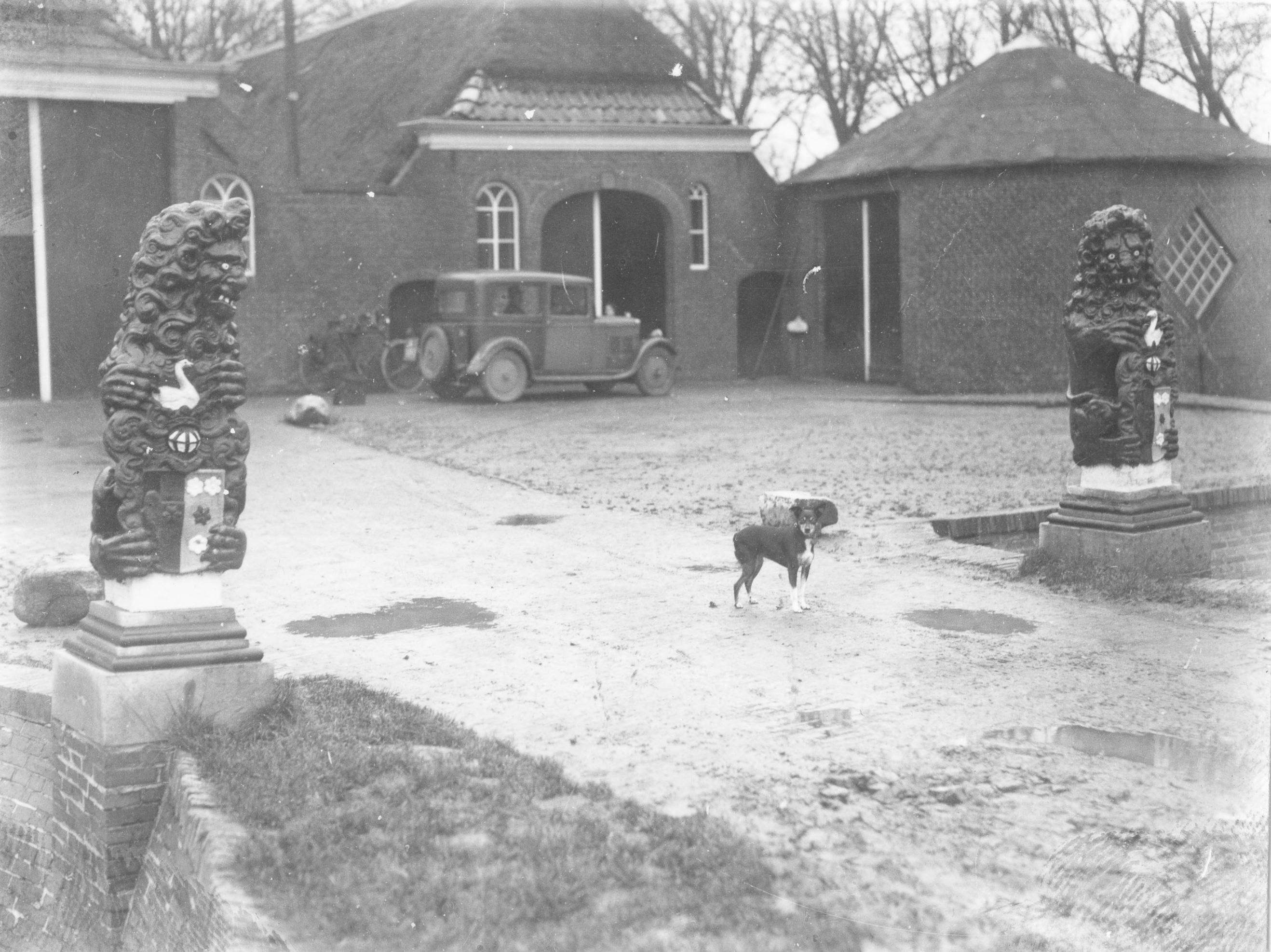 Inrit van de boerderij "Stoepemaheerd" bij Zuurdijk, gezien vanuit het oosten. Aan weerszijden van de dam in de gracht die toegang geeft tot de boerderij staan twee beelden (leeuwen met wapenschilden tussen hun poten). De beelden zijn afkomstig van de borg Lulema te Warfhuizen.