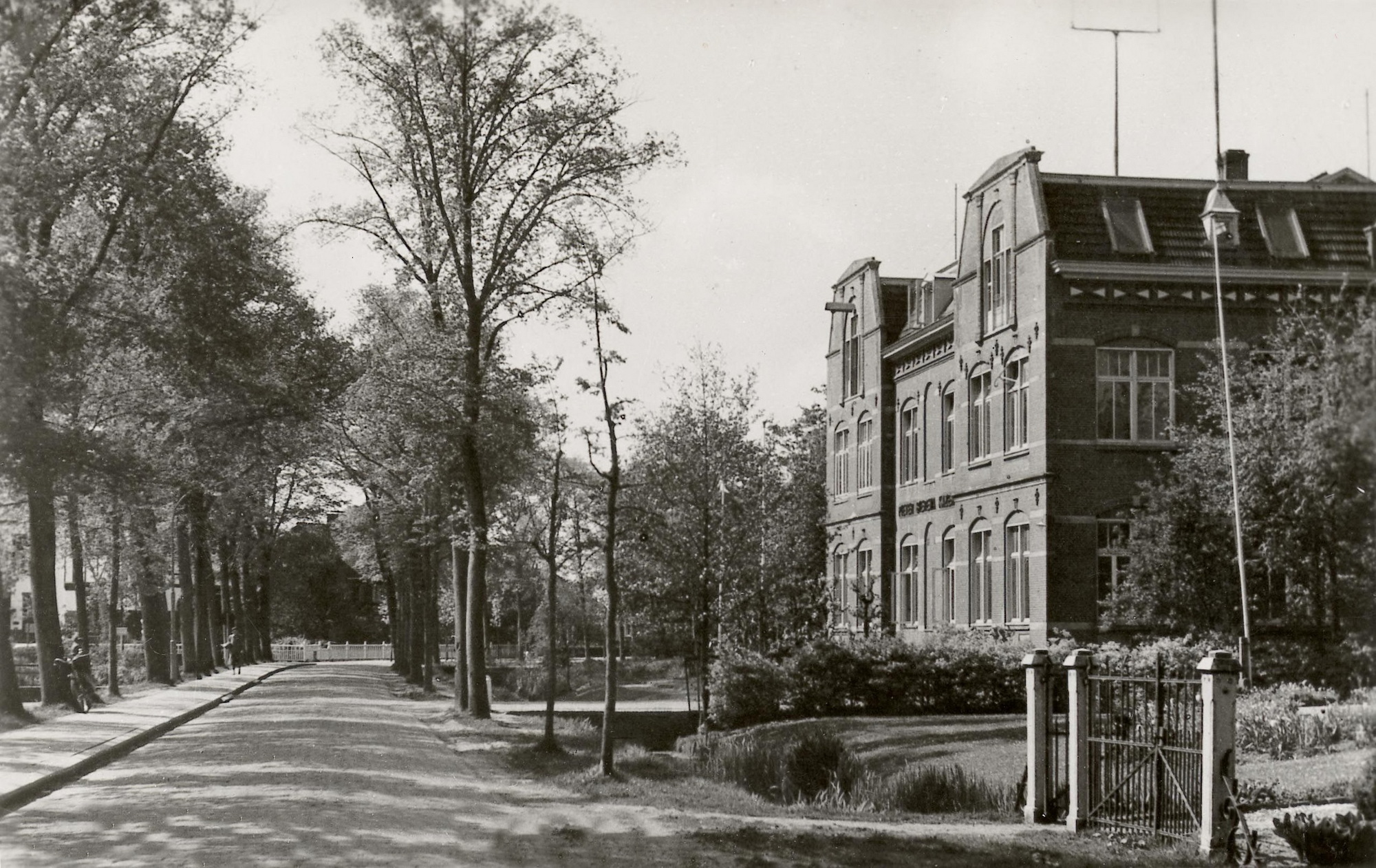 De Pieter Bierema Kazerne in Appingedam aan de Stationsweg in 1950. Uitgever ansichtkaart: G.W. Ploeger & Zonen