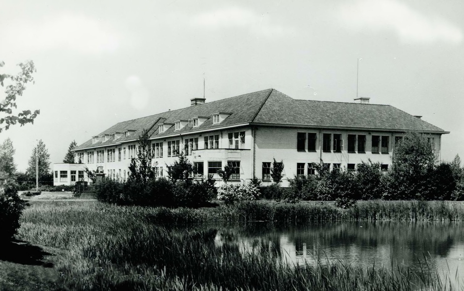 Milva Kazerne (Willem Lodewijk van Nassaukazerne) aan de Westersingel in Appingedam. Foto: ca. 1960, voormalige gemeente Appingedam.