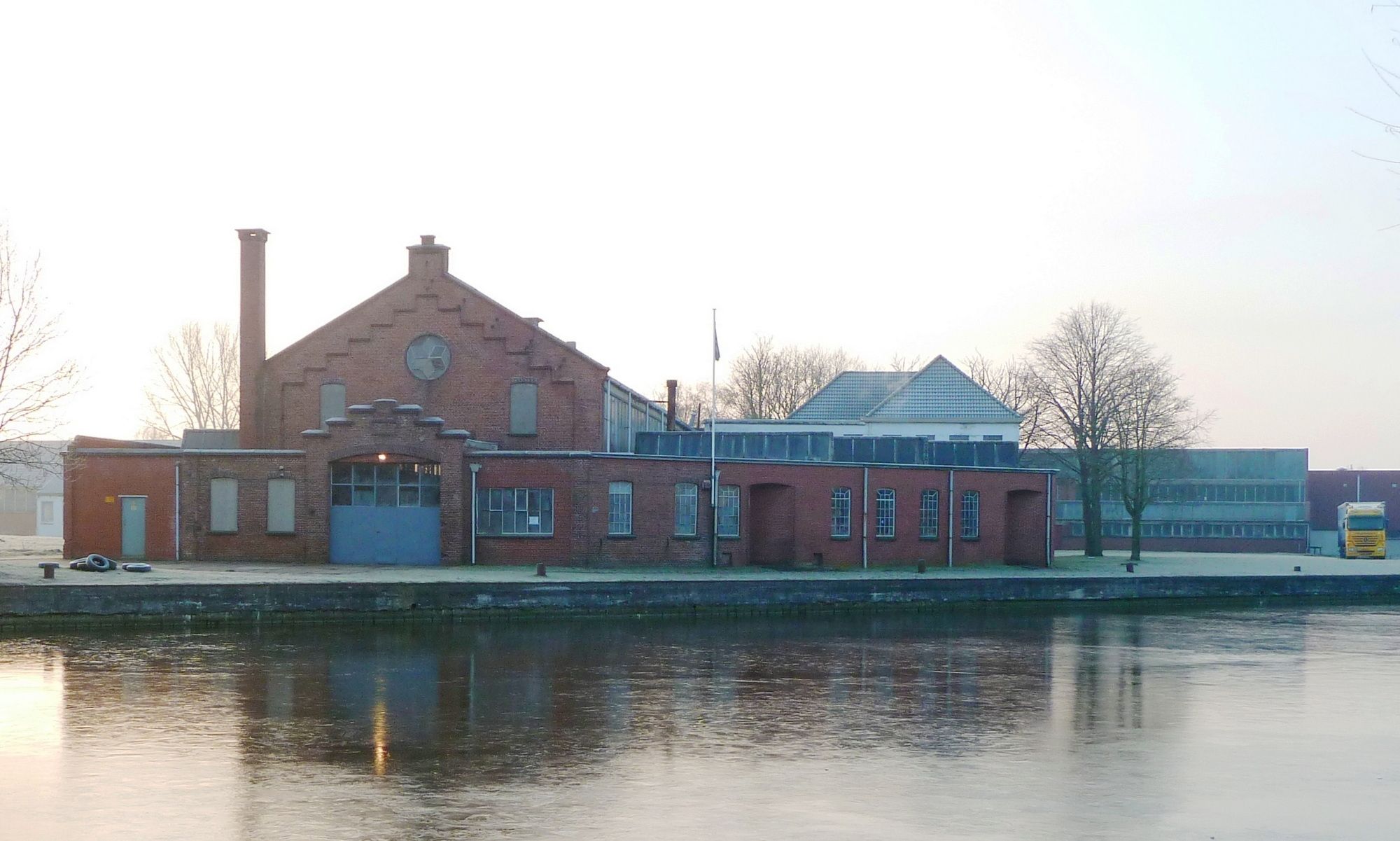 De fabriek aan het Damsterdiep, in bedrijf tussen 1907 en 2004.