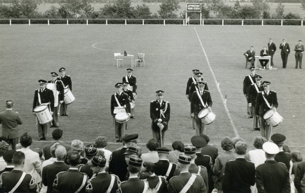 Eendracht drumband tijdens een concours optreden in Appingedam.