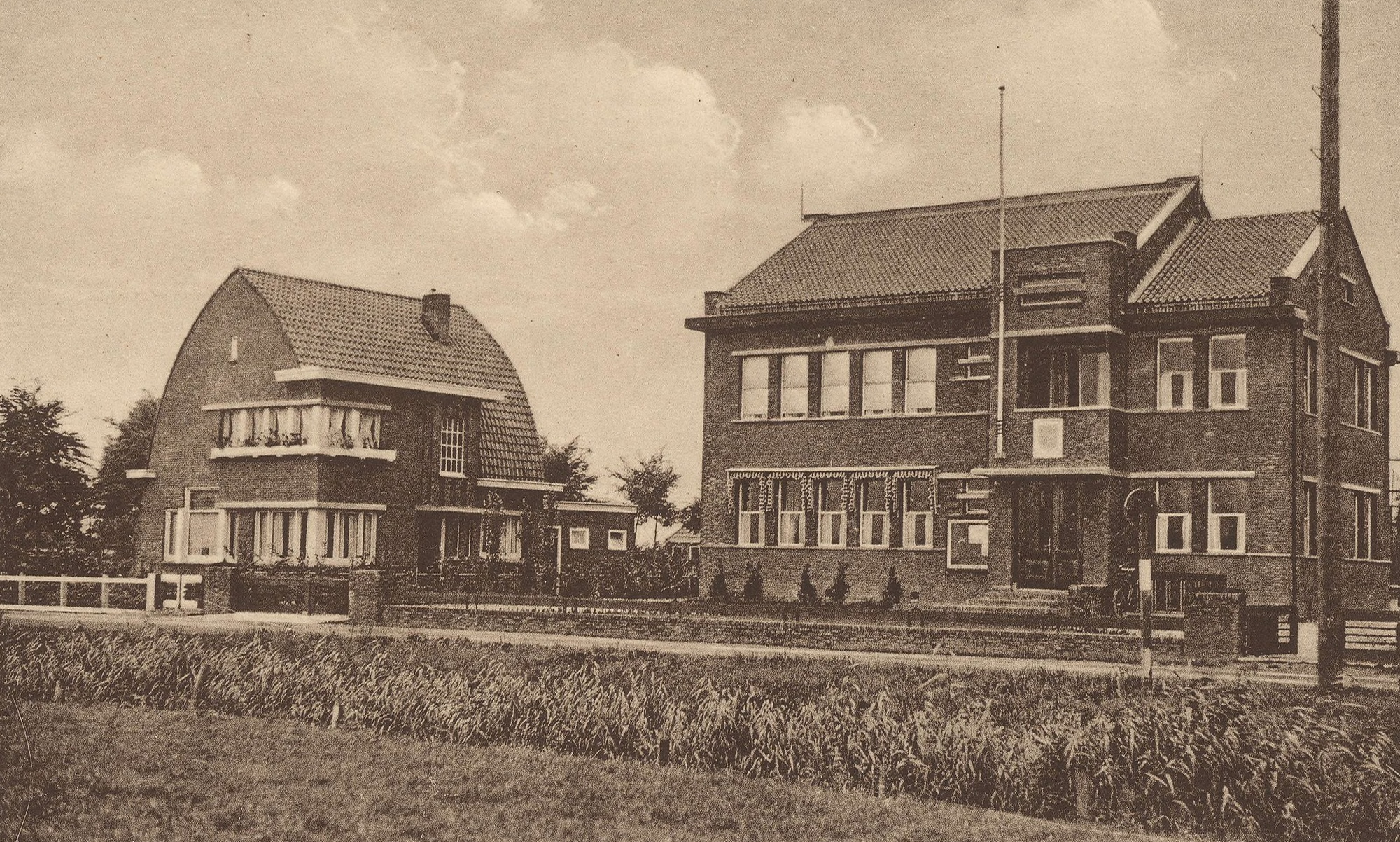 Rechts: voormalig raadhuis. Uitg. R. Bakker, 1925-1935.