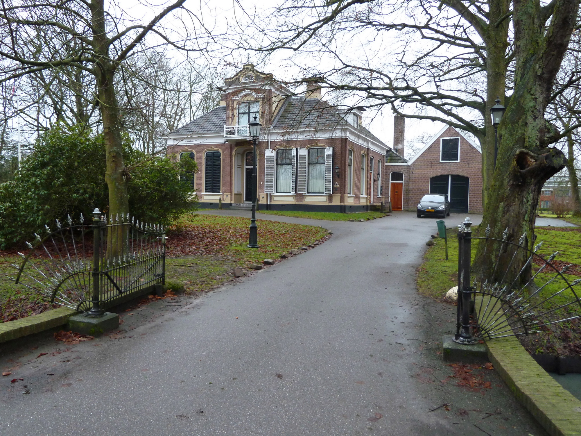 Dokterspraktijkwoning met koetshuis aan de Hereweg 9 in Eenrum. Rijksmonument nr. 509505.