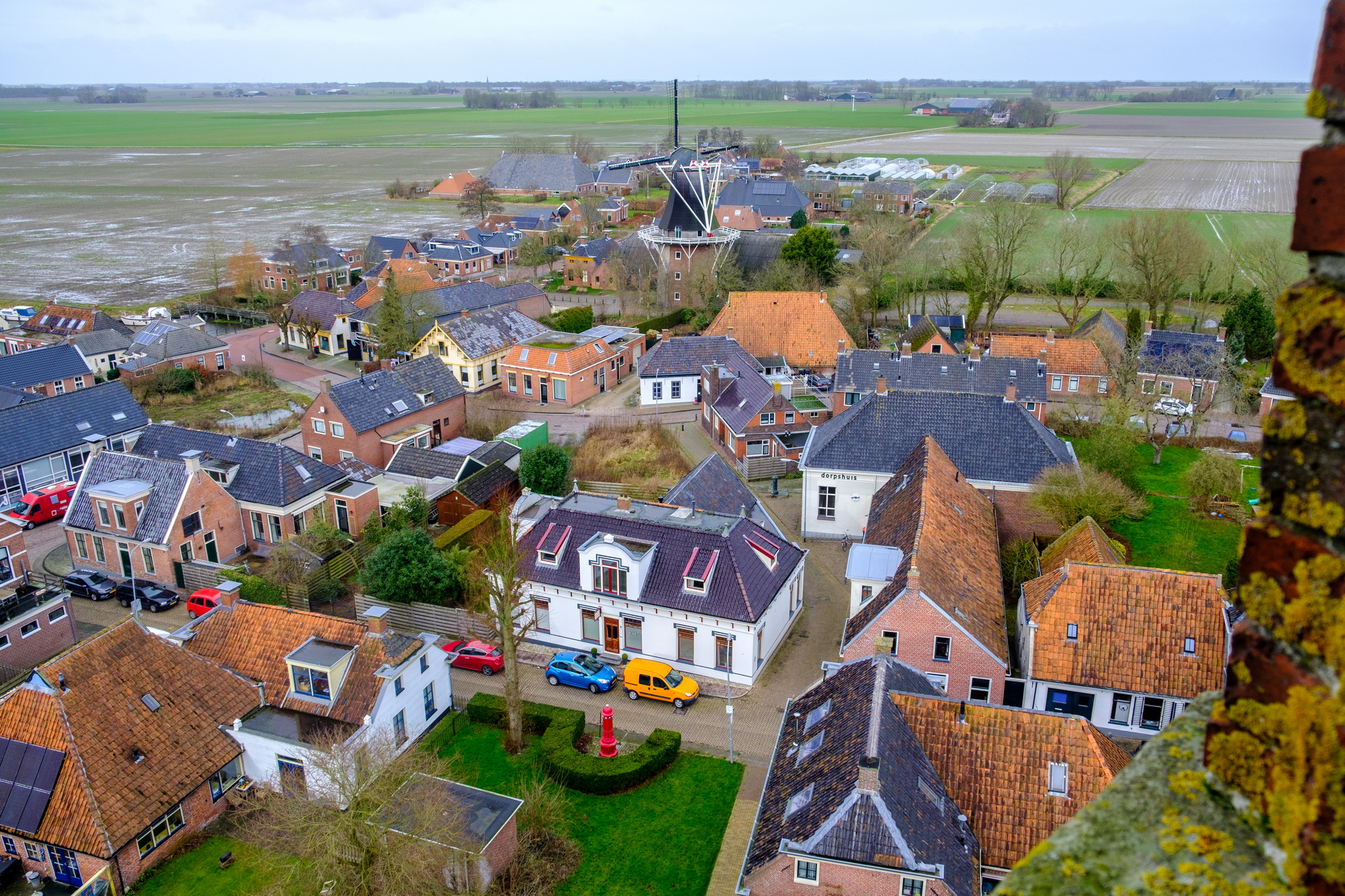 Een deel van het dorp gezien vanuit de toren naar het noordwesten. 