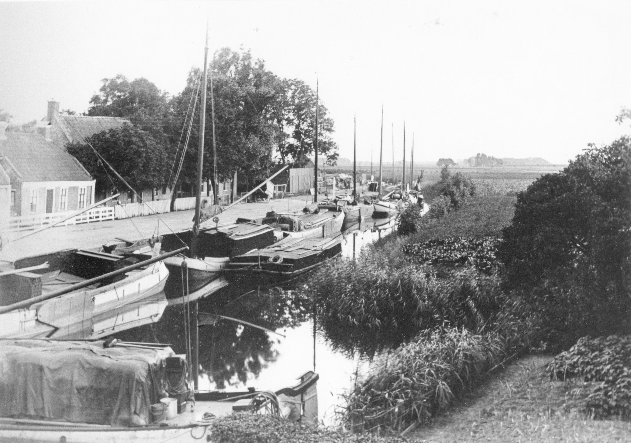 Haven : in de haven liggen beurt- en turfschepen, 1900-1925.