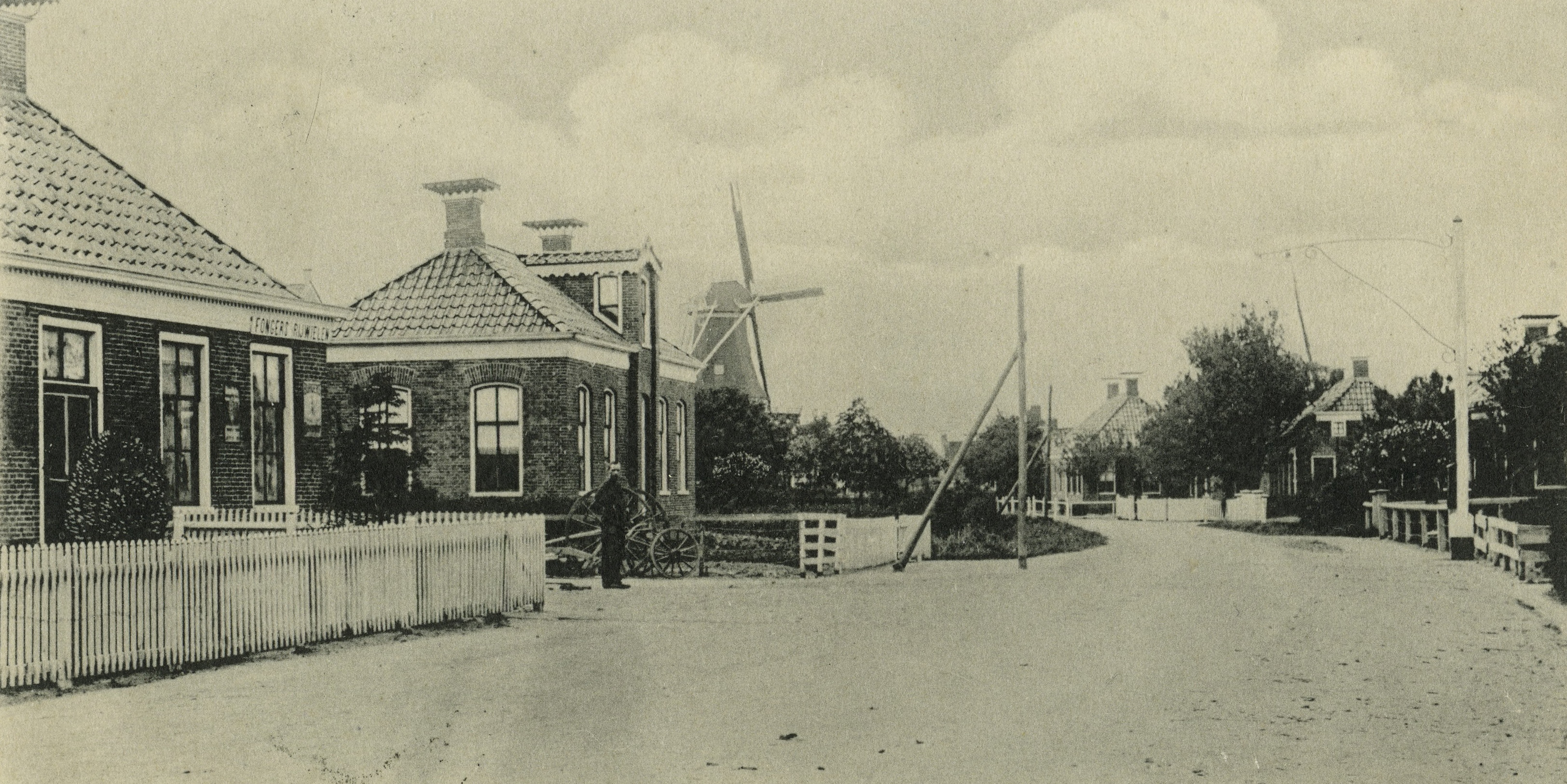 Molenstraat, Havenstraat, 1900-1905. De molen is in 1908 naar Culemborg verhuisd. Links staat de middelste molen.