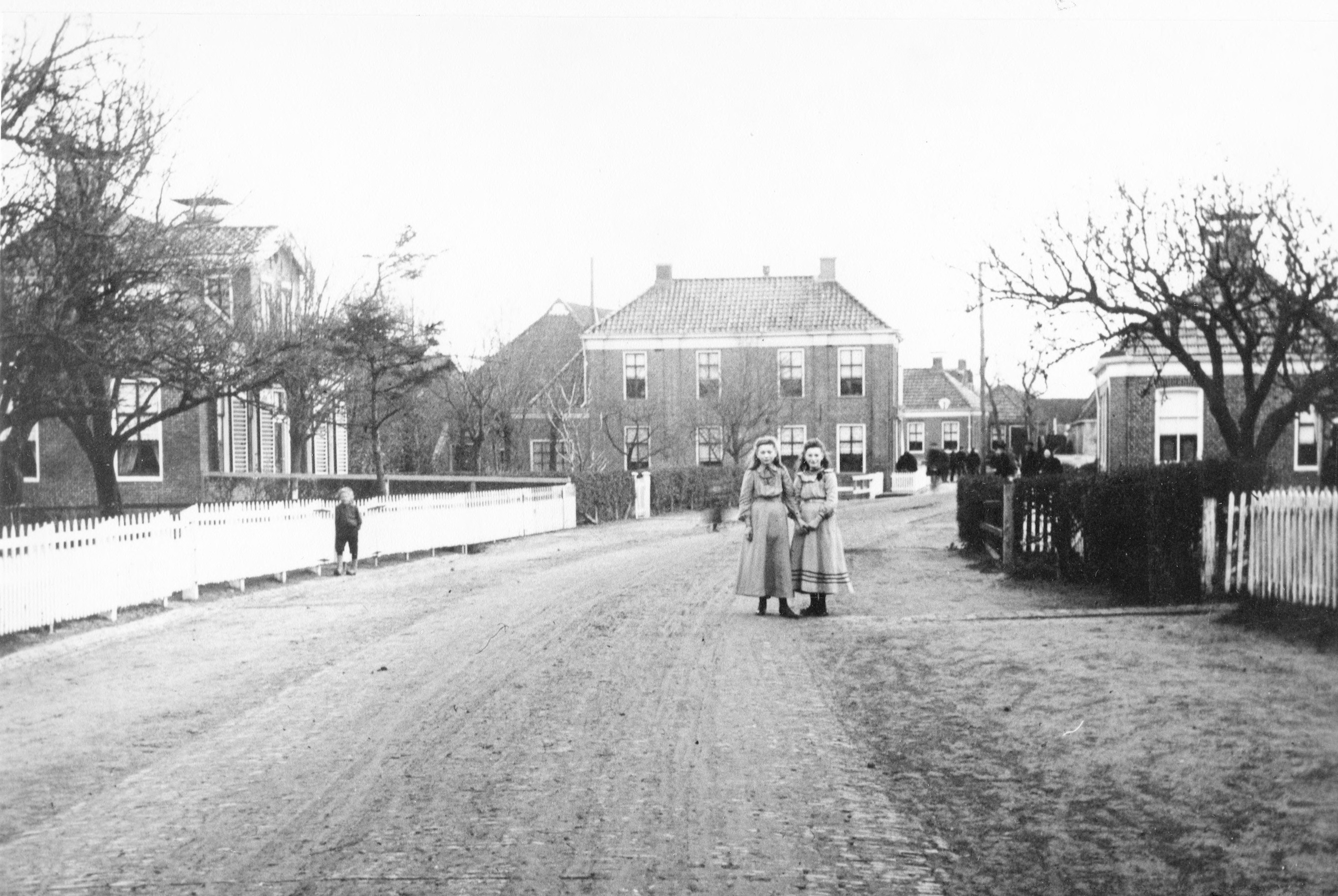 Molenstraat. Op de voorgrond staan twee meisjes. Midden achter Café de Pool, 1895-1905.	