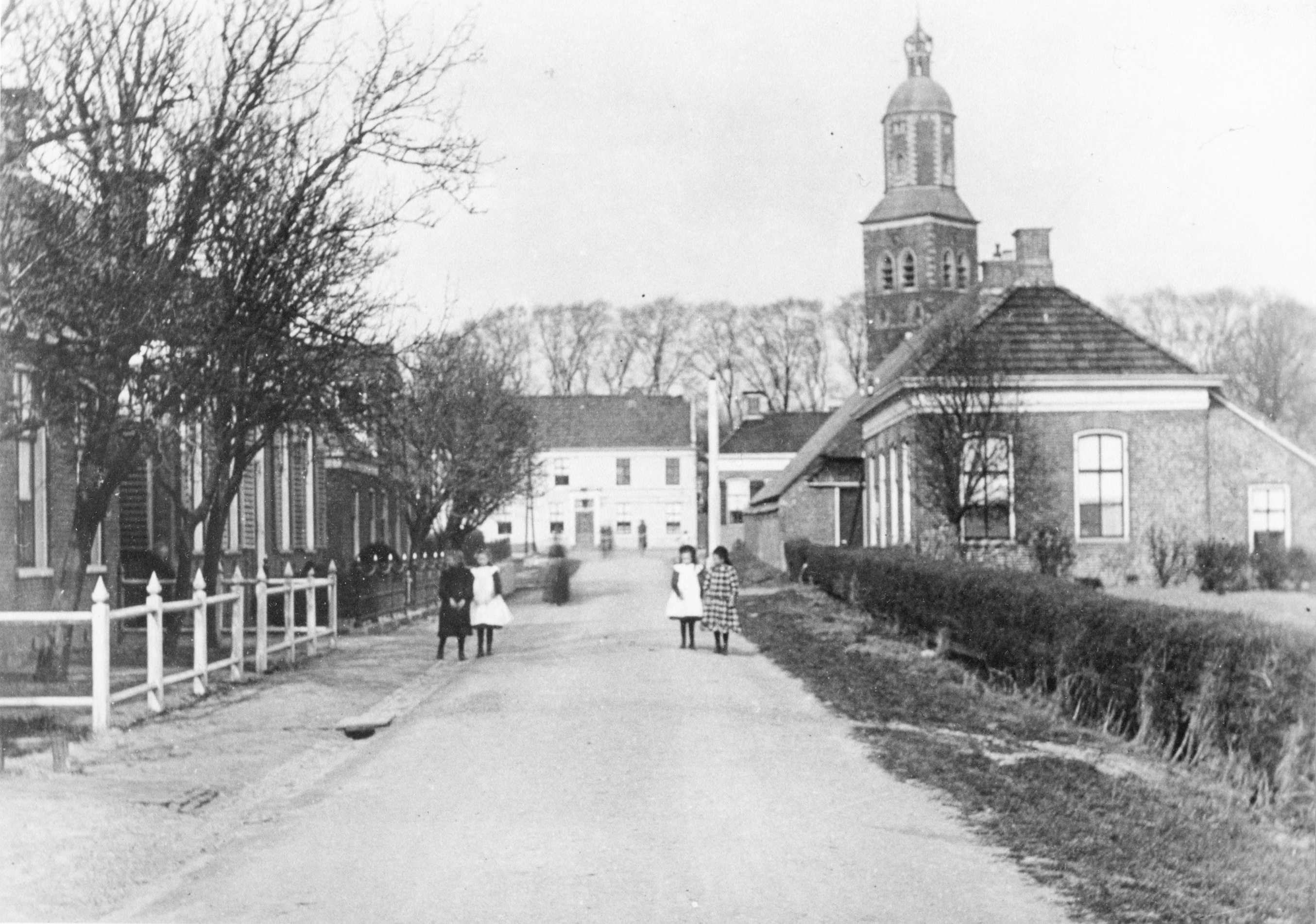 Raadhuisstraat. Rechts de toren van de Nederlands Hervormde kerk, 1895-1905. 