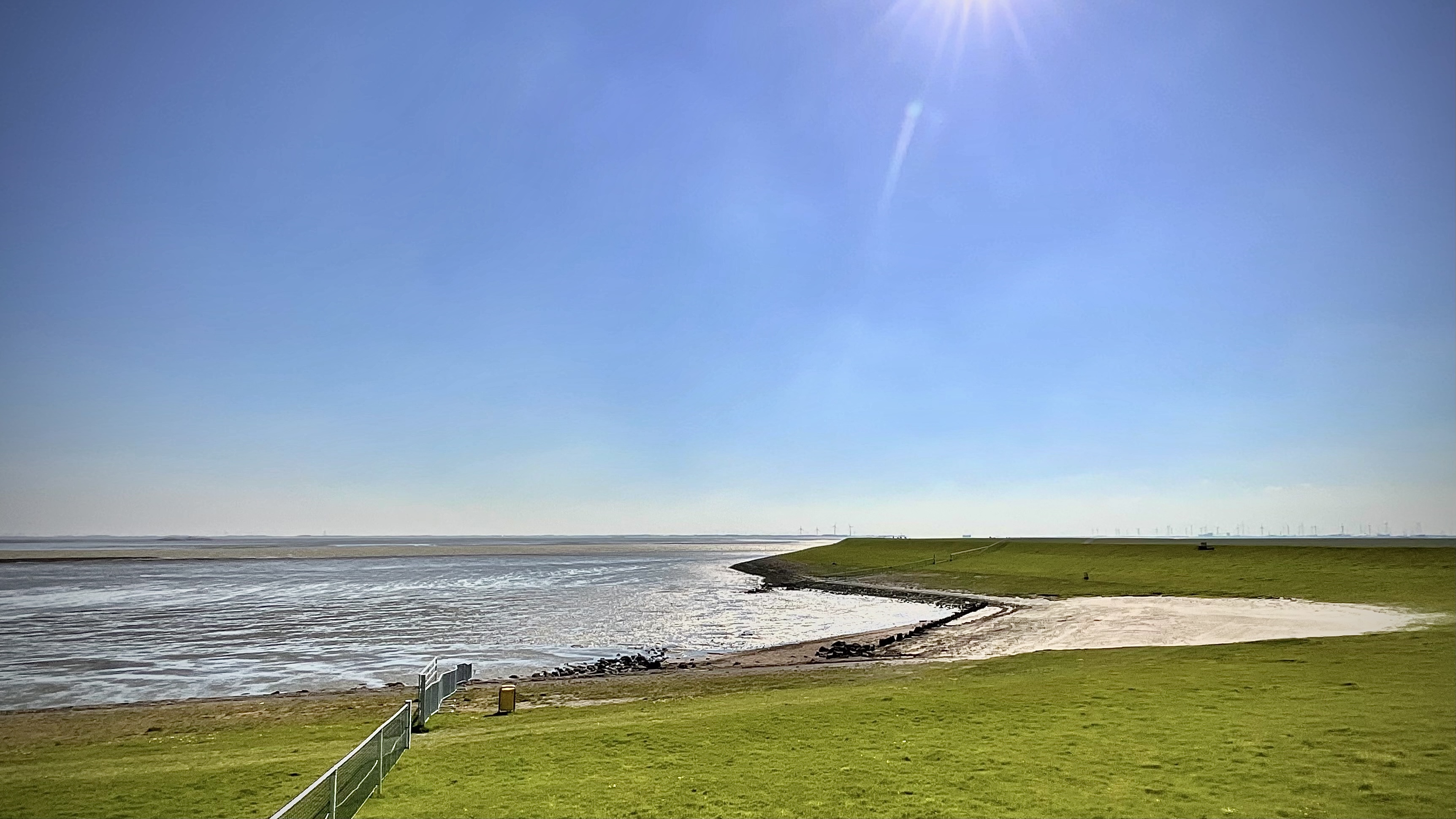 Het Beppegat bij Hoogwatum. Door de voormalige gemeente Bierum is hier een strandje aangelegd om te genieten van de zon. Foto: ©Jur Kuipers, april 2022.