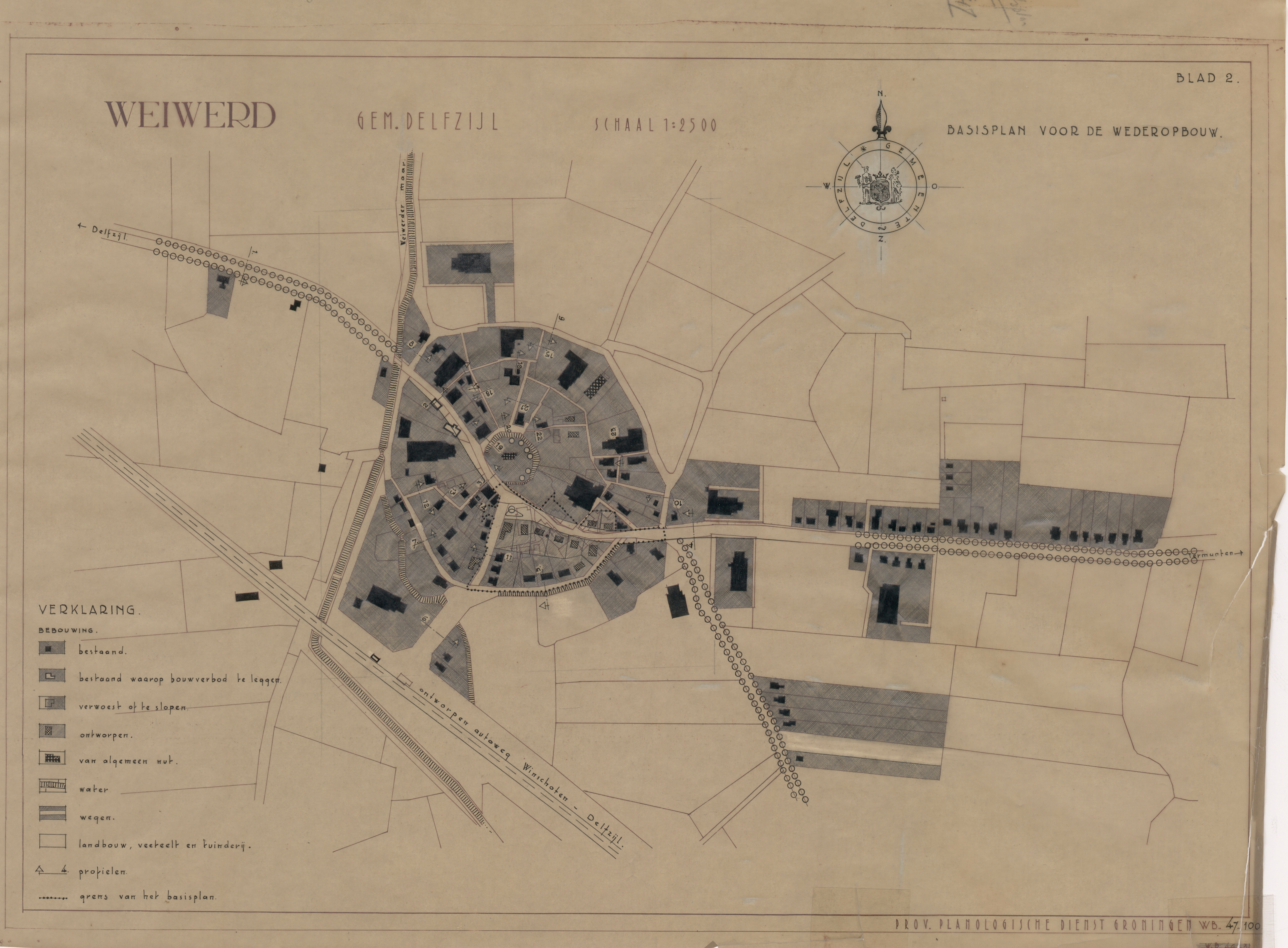 1946: Kaart van Weiwerd met de bebouwing. Plattegrond van Weiwerd met basisplan voor de wederopbouw na 1945. Met kompasroos met wapenKlik op de kaart voor een vergroting. Klik nogmaals om de kaart nog groter te maken. Gebruik de schuifbalken rechts en onder om door de kaart te scrollen. Bron: RHC GA, Groninger Archieven, Beeldbank Groningen.