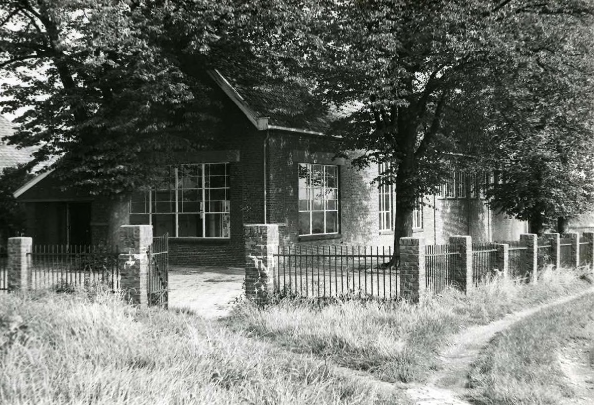 Gezicht tussen de bomen op de o.l.s.Oosterhoek te Weiwerd in 1976.