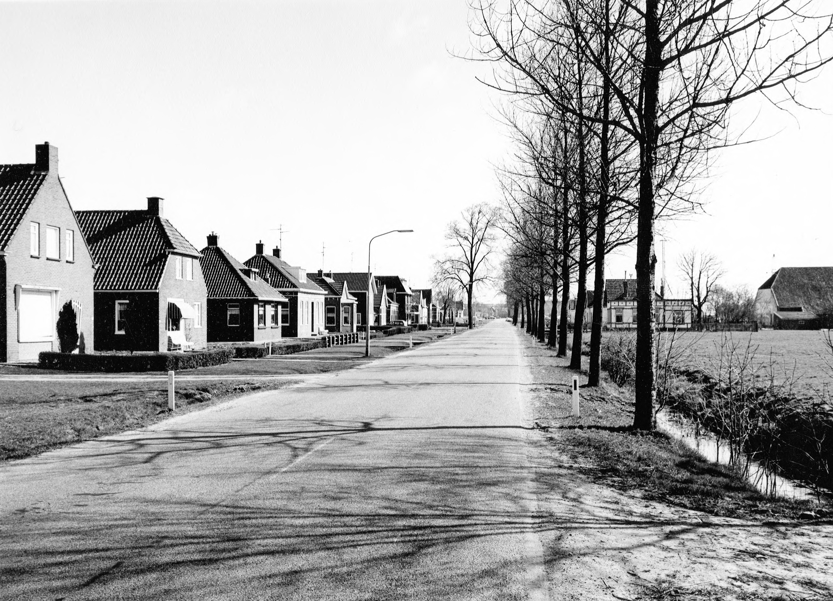 Hoofdweg: met woningen 24 - 52, gezien naar het oosten. Vervaardiger: M.A. Douma, 1972.