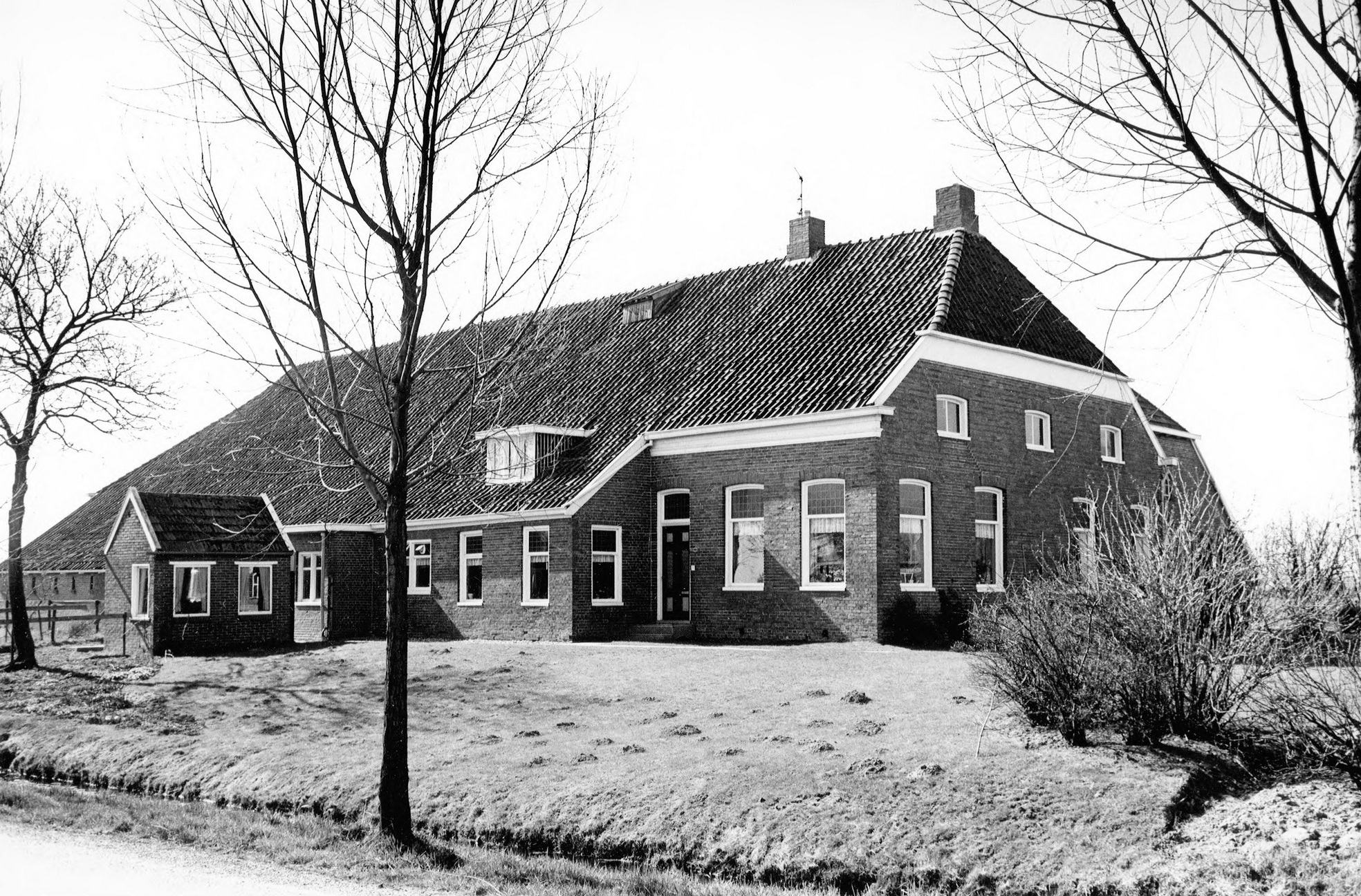 Boerderij aan de Oosterlaan 1 te Weiwerd in 1972. Foto: M.A. Douma. Bron: RHC GA, Groninger Archieven, Beeldbank Groningen