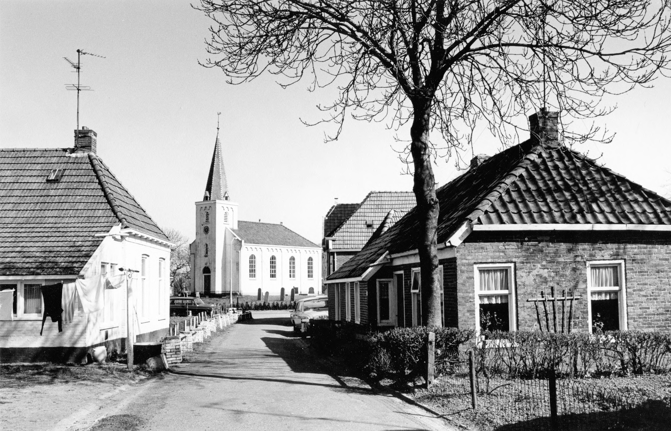 Borglaan met de kerk gezien naar het noorden. Vervaardiger: M.A. Douma, 1972.