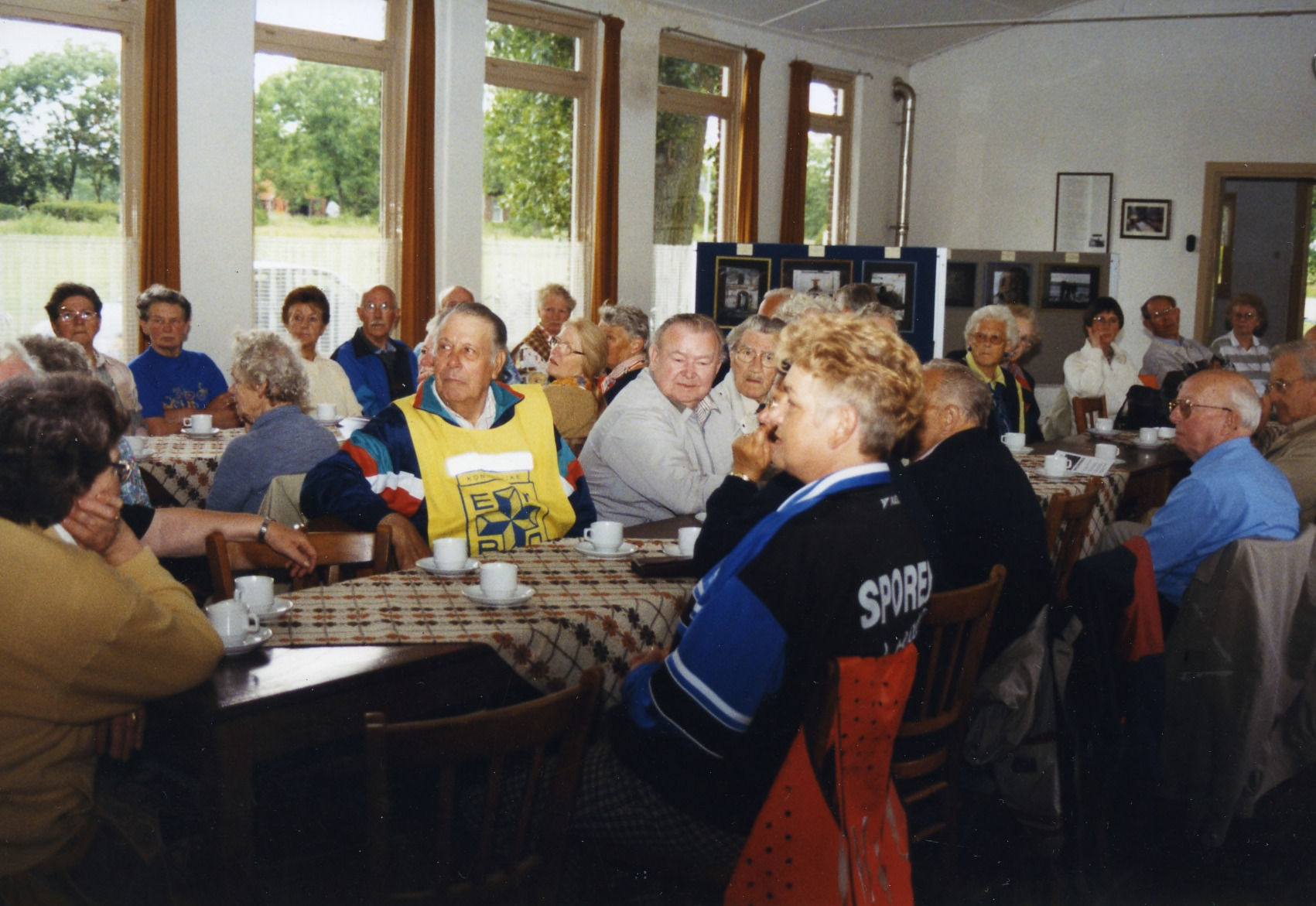 De resterende bewoners zijn in het verenigingsgebouw ingesprek over de toekomst van hun dorp. Vervaardiger: F. Gardenier. Foto: RHC GA, Groninger Archieven, Beeldbank Groningen.