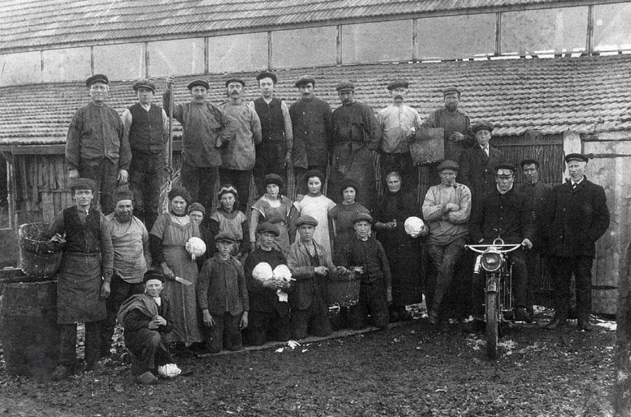 Op deze foto staat het personeel van de boeskoolfabriek. De foto is waarschijnlijk elders in de nabijheid van de fabriek genomen. Geheel rechts Hindrik Heerema (de oprichter) en op de motorfiets zijn zoon Heerke Heerema.