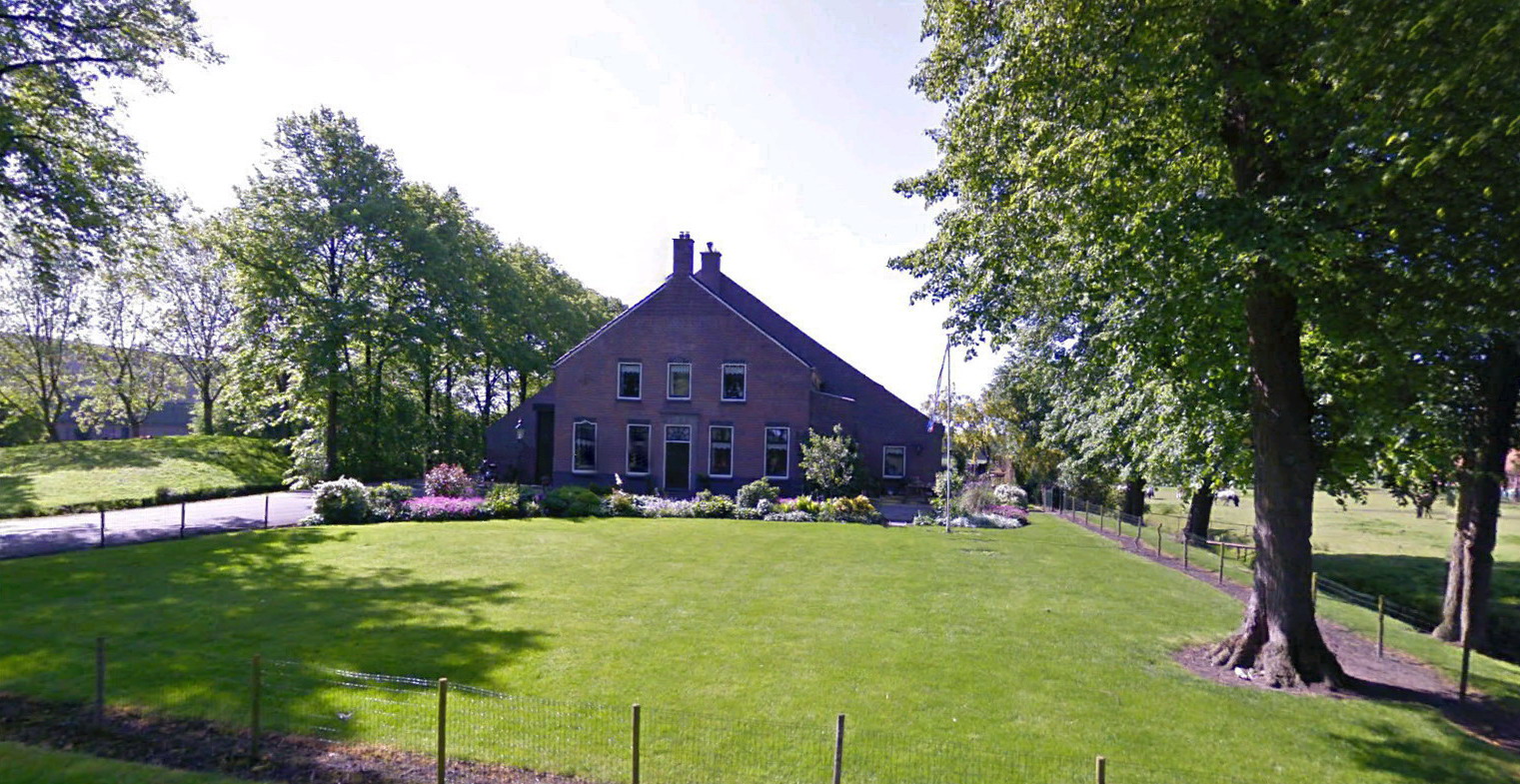 Tegenwoordig staat deze boerderij op de plaats van nr. 09. De leeftijd van het voorhuis is mij onbekend (Bron foto: Google Earth, 2009). Thans Hoofdweg 17.