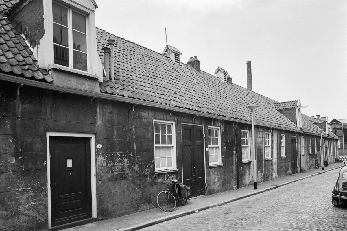 De voormalige stallen van de Prinsenhof aan de Turfstraat in Groningen. De achterzijde grenst aan de Prinsentuin. Foto: A.J. van der Wal, juni 1966.