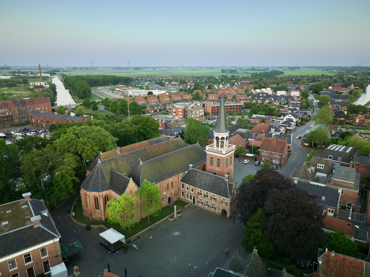 De Nicolaïkerk komt op deze dronefoto mooi in beeld. Foto: ©Jur Kuipers.