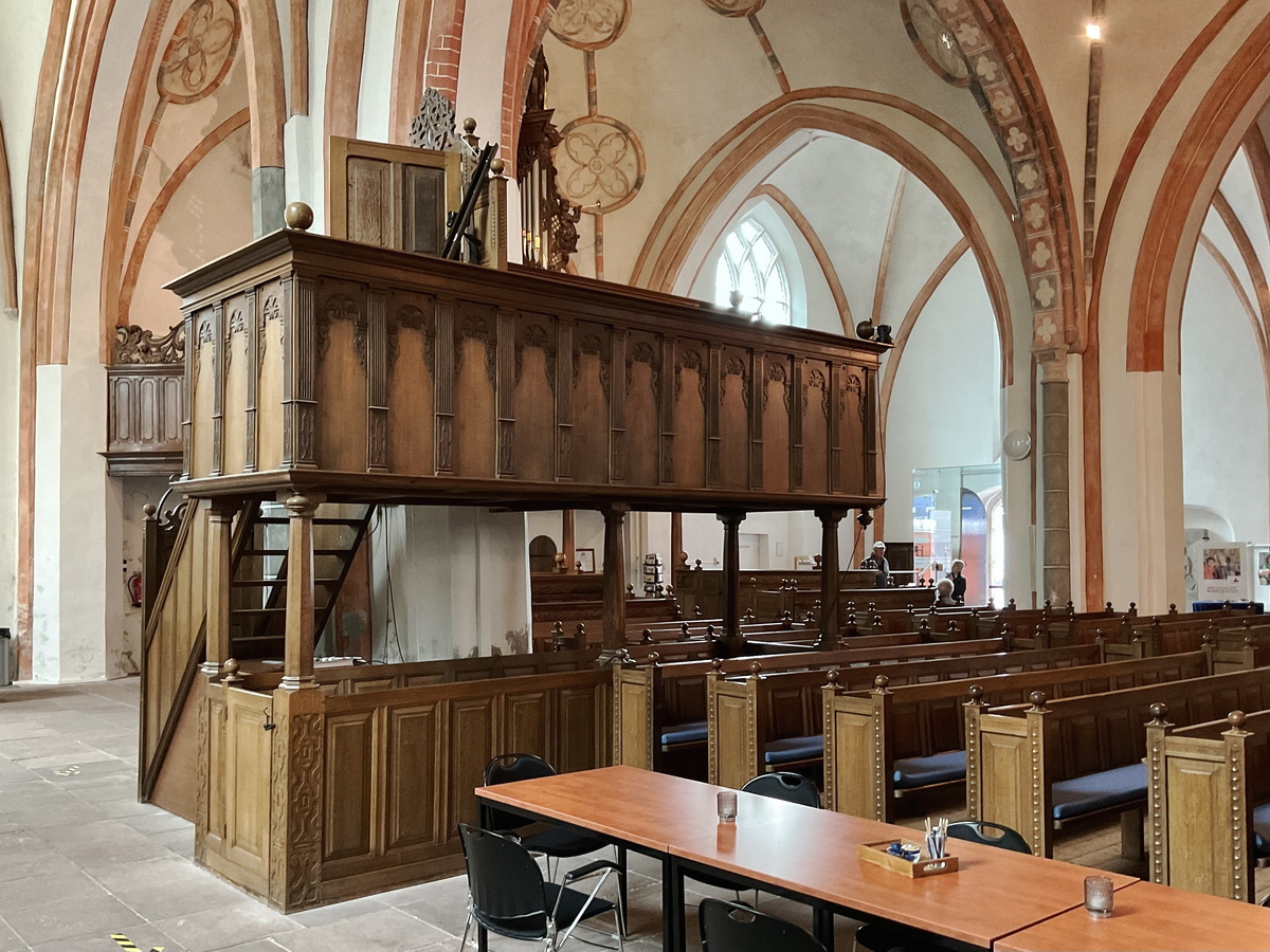 In de kerk zijn twee hoge boxen die via trappen bereikbaar zijn. De grotere, die deels in de zuidelijke zijbeuk en deels in de middenbeuk staat, is vroeger voorbehouden aan geweest aan de stadsvaders. Buiten de bovenste toegangsdeur is er nog een zitplaats. Het is bestemd geweest voor de stadsbode, wiens taak het uiteraard is geweest om de hoogwaardigheidsbekleders te begeleiden..Foto: ©Jur Kuipers.