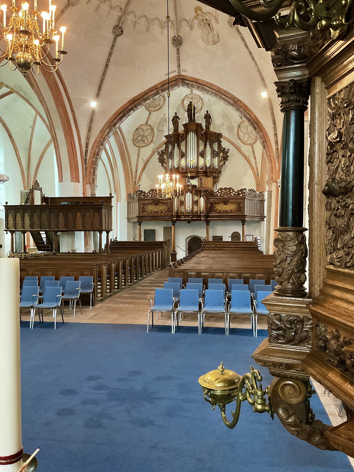 Deel van het interieur, in het midden het orgel en rechts een deel van de preekstoel. Foto: ©Jur Kuipers.