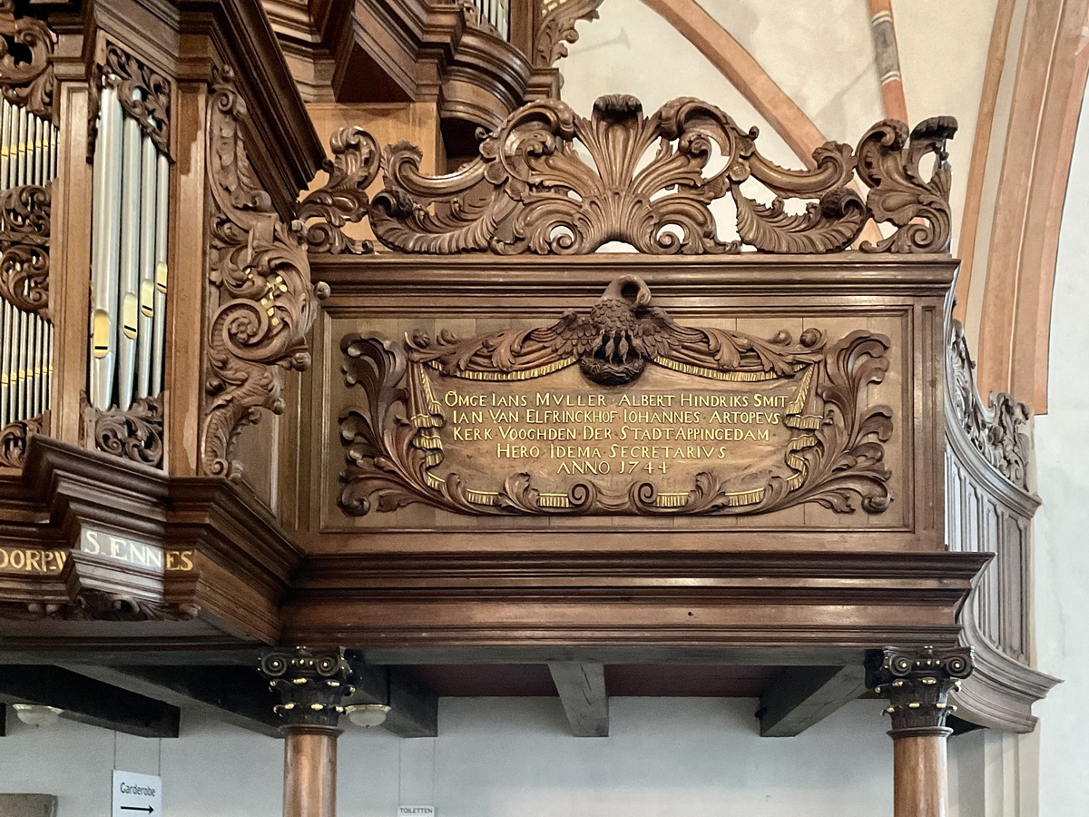 Opschrift op het orgel, rechterkant. Foto: ©Jur Kuipers.