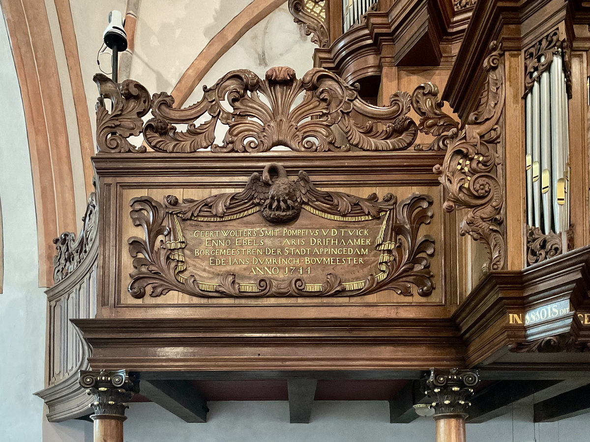 Opschrift op het orgel, linkerkant. Foto: ©Jur Kuipers.