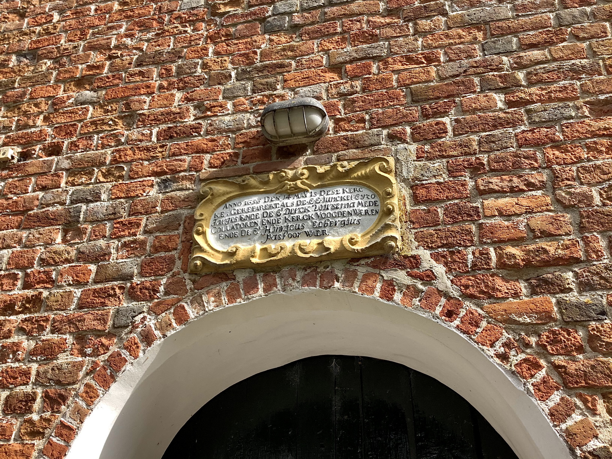 De gevelsteen boven de ingang van 14 mei 1656. Foto: Jur Kuipers.