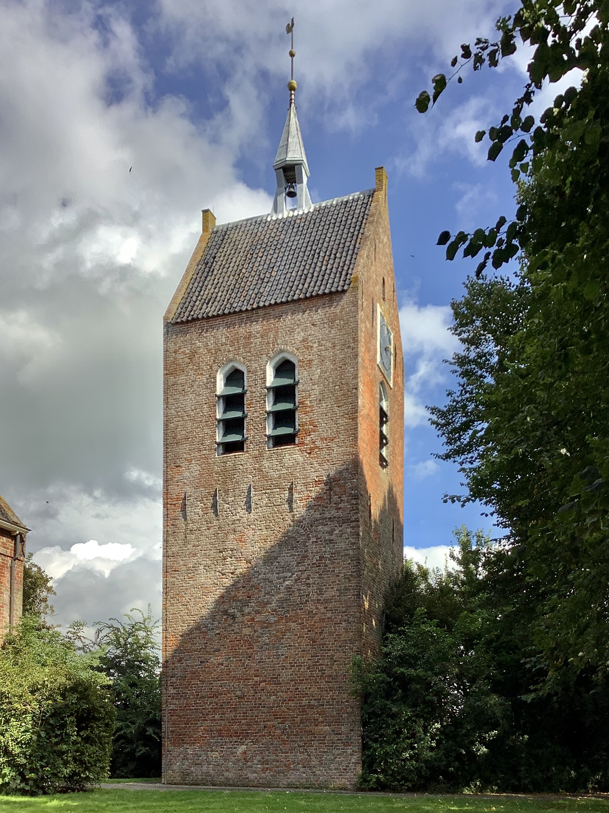 Foto links: De losstaande toren, waarvan de onderbouw dateert uit de 13e eeuw. Foto: ©Jur Kuipers.