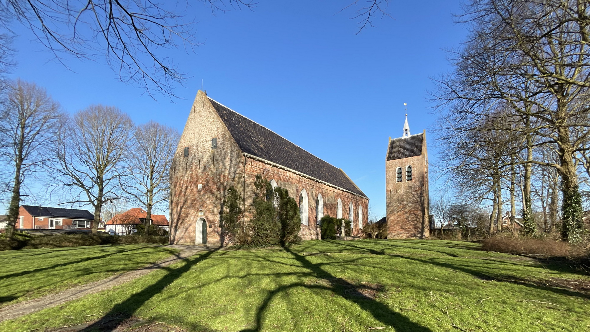 De Sint Laurentiuskerk van Baflo, met rechts de losstaande toren. Foto: ©Jur Kuipers.