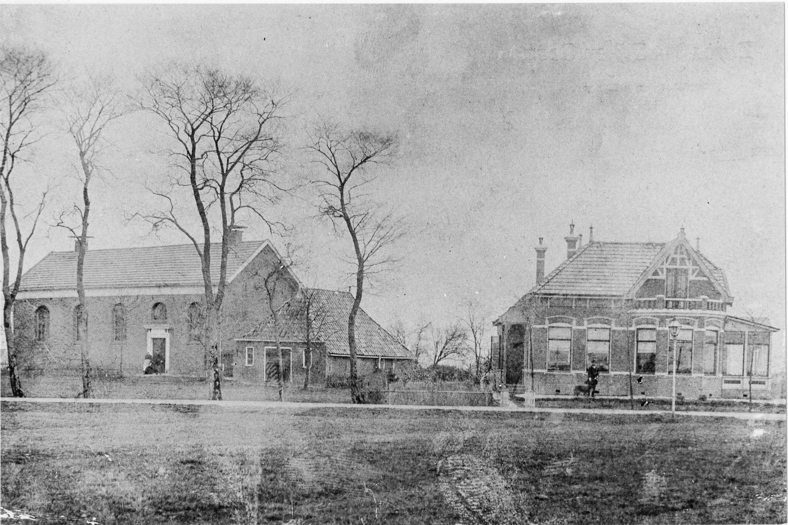 Links de vermaning van Den Horn. Rechts daarvan de kosterswoning en daarnaast de pastorie. De kosterswoning is later afgebroken. Arbeelding tussen 1890 en 1920. Bron: RHC GA, Groninger archieven, Beeldbank Groningen. De pastorie uit 1915 staat er nog steeds, maar is niet meer al zodanig in gebruik. Het is nog steeds een prachtige woning, met een perceeloppervlakte van 1620 vierkante meter. Woonoppervlakte 246 vierkante meter. De geschatte waarde bedraagt in	2021	tussen	de	€487.000 en €539.000. 