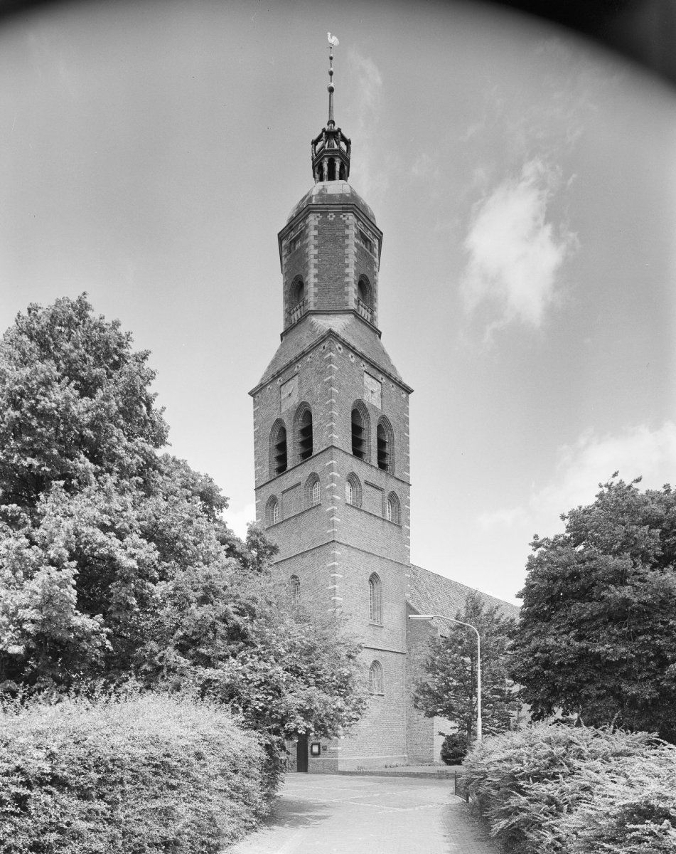 Overzicht zuidwestgevel kerktoren. Foto: J.P. de Koning, 1998. Rijksdienst voor Cultureel Erfgoed. Licentie: Creative Commons Attribution-Share Alike 4.0 International license.