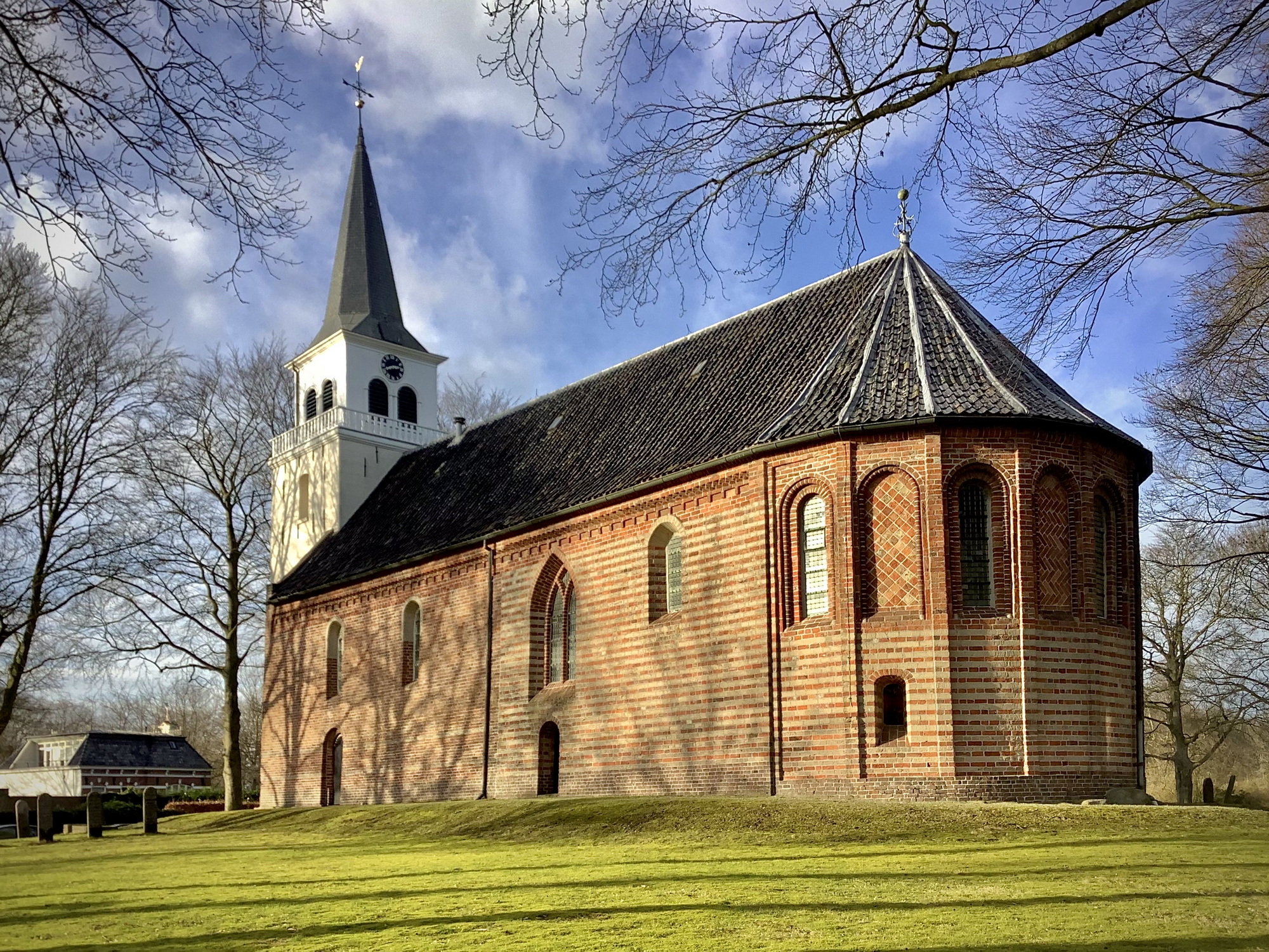 De kerk gezien vanuit het zuidoosten met in het koor een hagioscoop. Foto: ©Jur Kuipers.