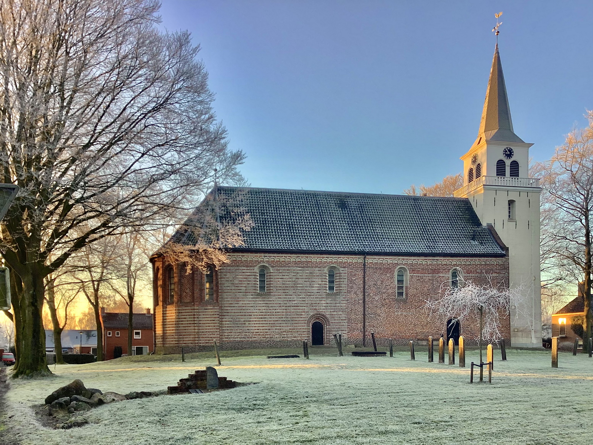 De Walfriduskerk van Hellum. Linksonder de restanten van de vroegere toren. Foto: ©Jur Kuipers.