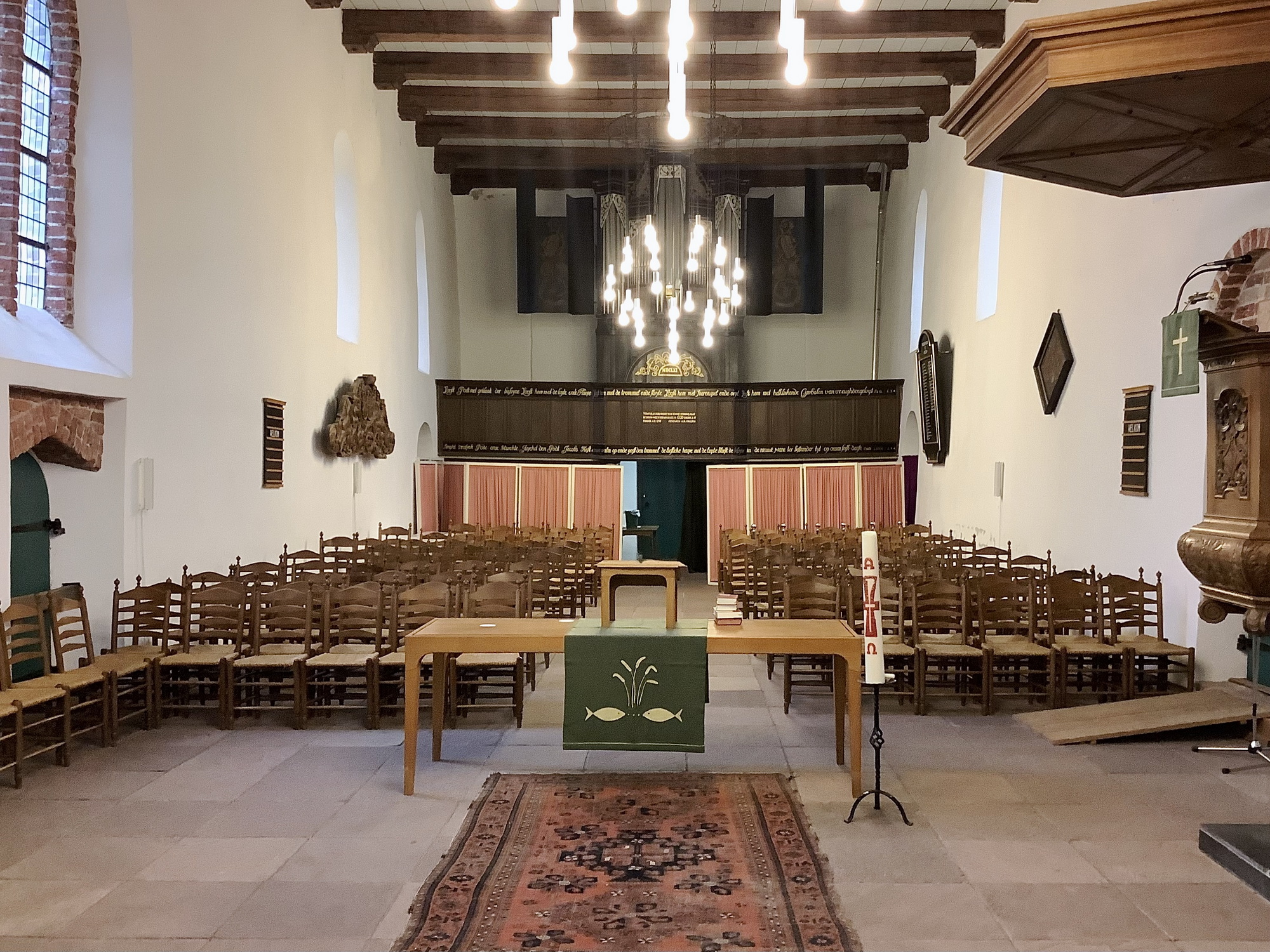 Interieur naarr het westen met in het midden het orgel en geheel rechts de preekstoel. Foto: ©Jur Kuipers.