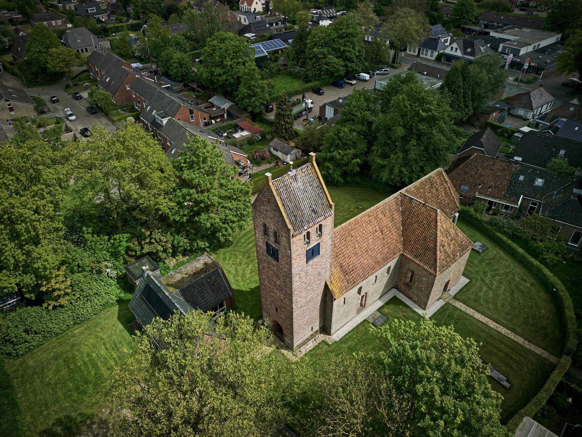 De Liudgerkerk van Niekerk gezien vanuit de lucht. Dronefoto: ©Jur Kuipers