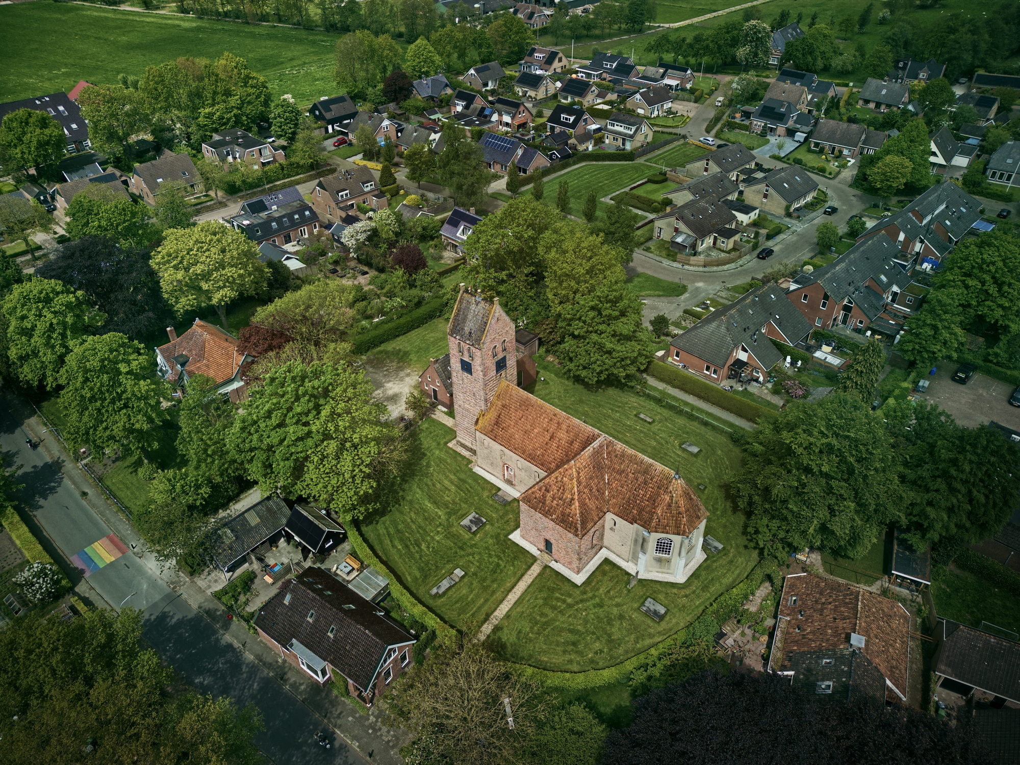 Dronefoto van de Liudgerkerk met toren en een deel van het dorp Niekerk. Foto: ©Jur Kuipers.