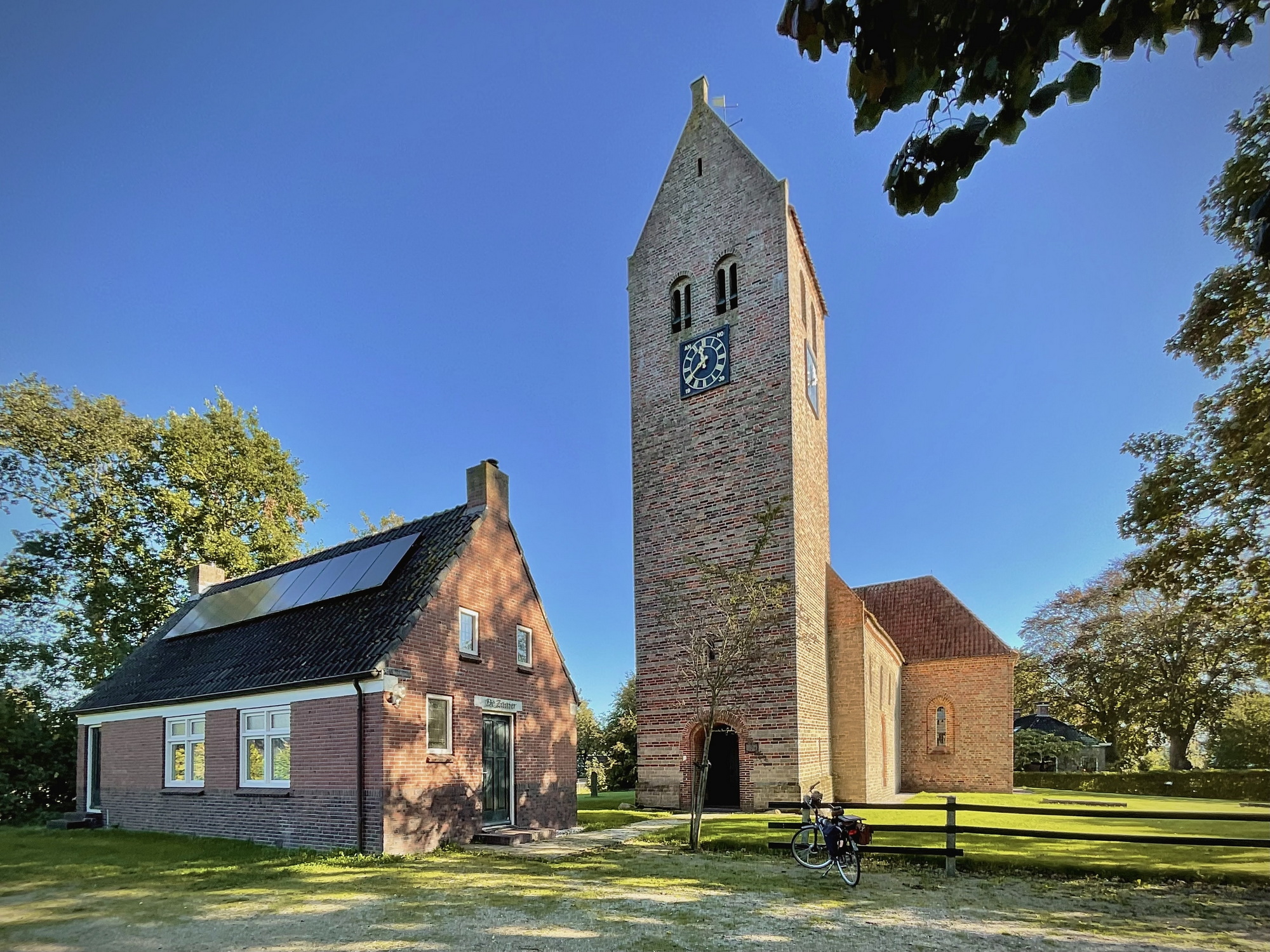 De Liudgerkerk van daarvoor de toren en links het gebouw De Zaaier. Foto: ©Jur Kuipers.