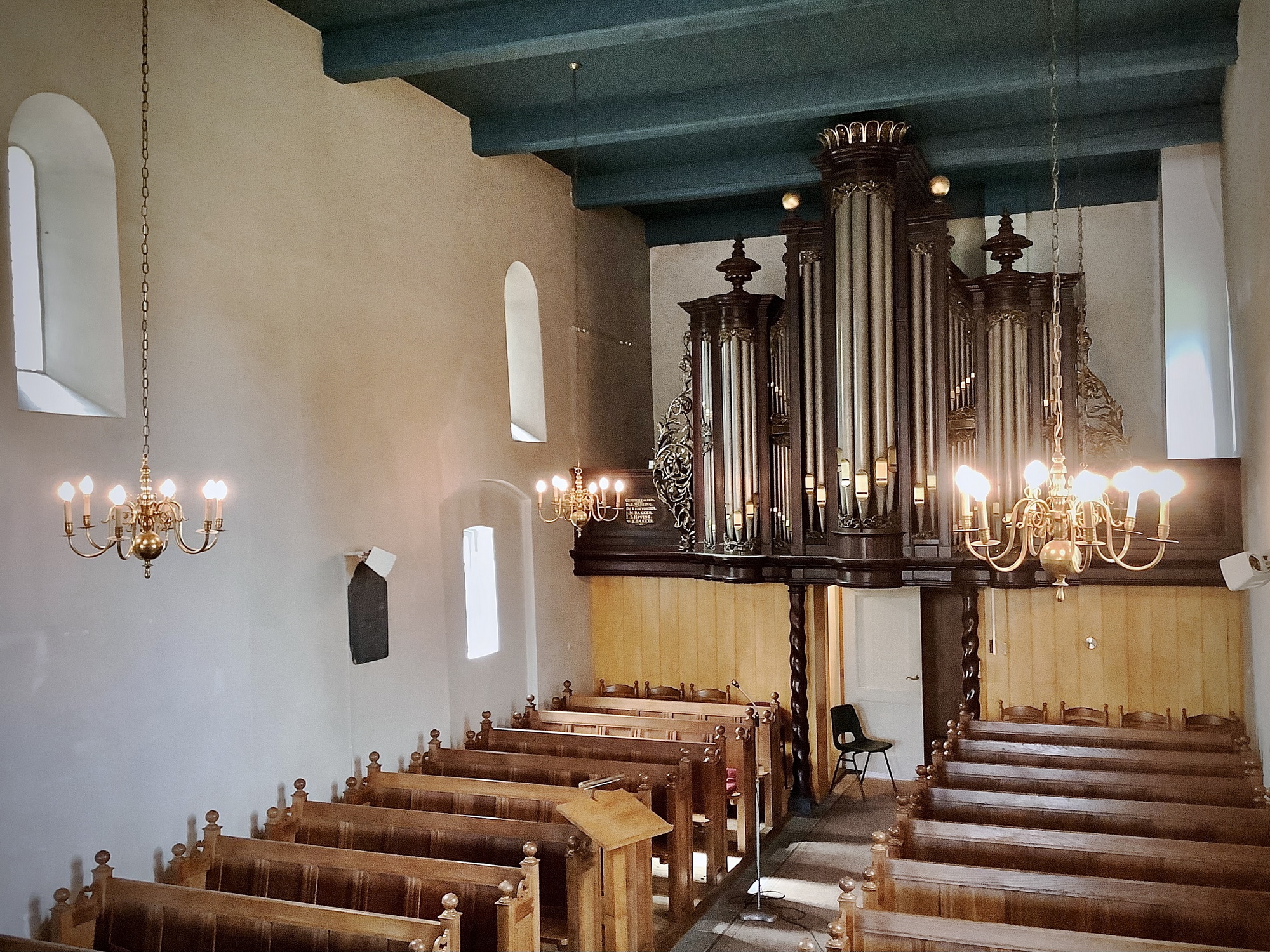 Interieur met banken en het orgel gezien naar het westen. Foto: ©Jur Kuipers.