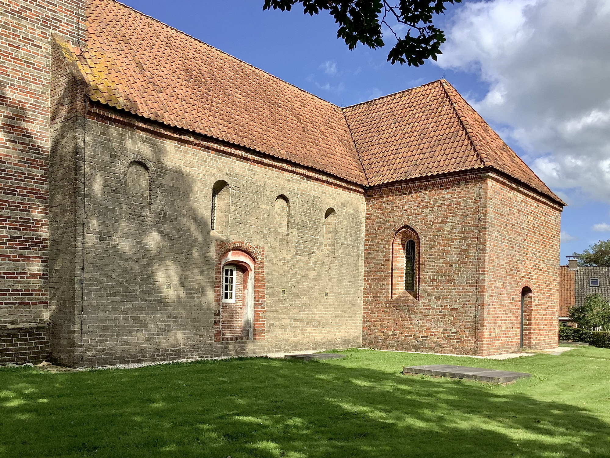 Rechts de uitbouw aan de zuidkant van de kerk. Foto: ©Jur Kuipers.