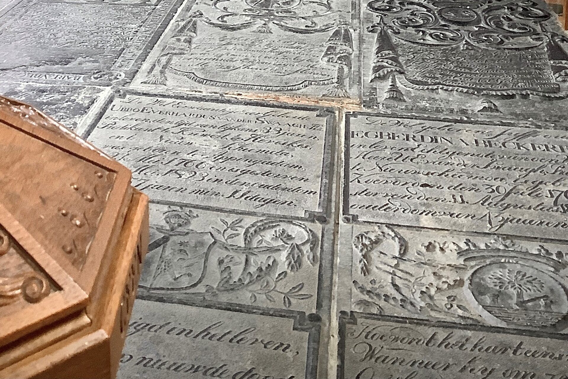 Een aantal grafzerken in de kerk van Nieuw-Scheemda. Foto: ©Jur Kuipers.