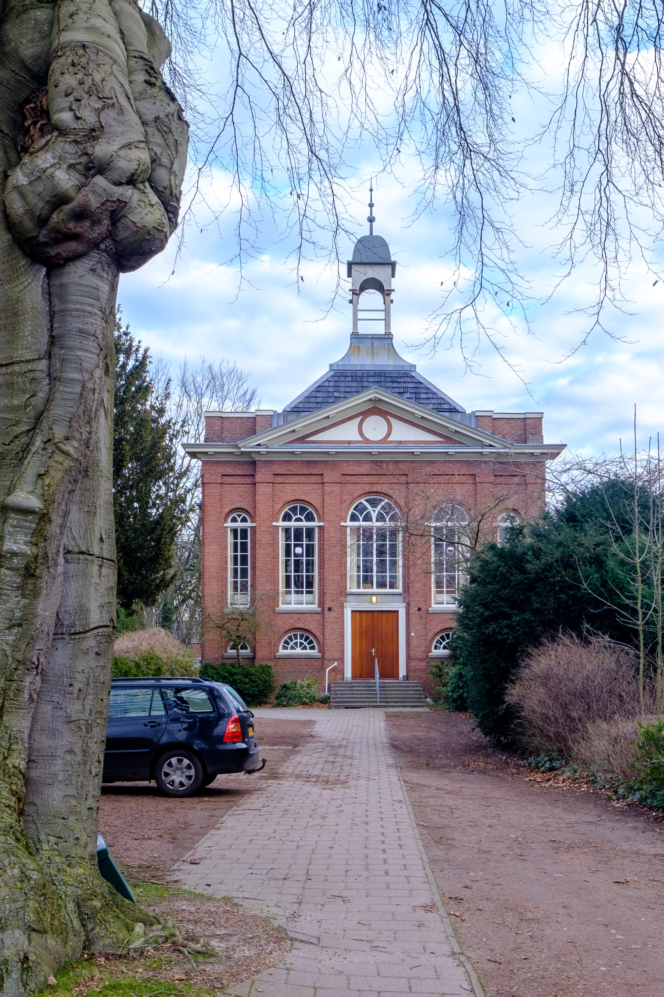 Doopsgezinde kerk van Sappemeer aan de Noorderstraat 53. Vooraanzicht met links de stam van de 18e-eeuwse Lohmanbeuk.