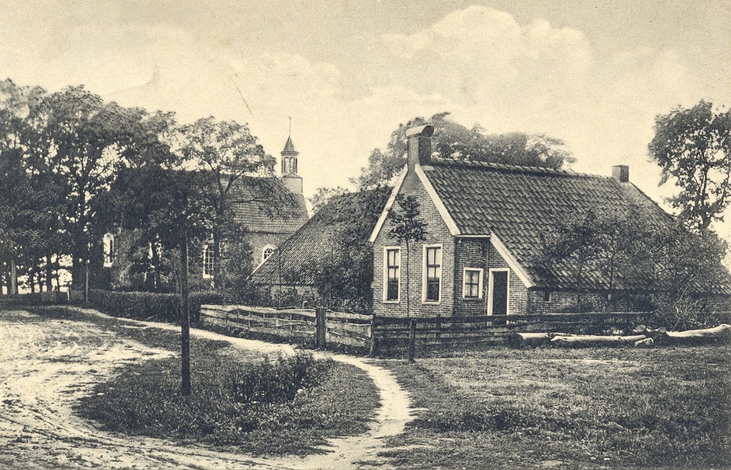 Ansichtkaart Groet uit Sellingen met de kerk op de achtergrond. Bron: RHCGA, Groninger Archieven, Beeldbank Groningen.