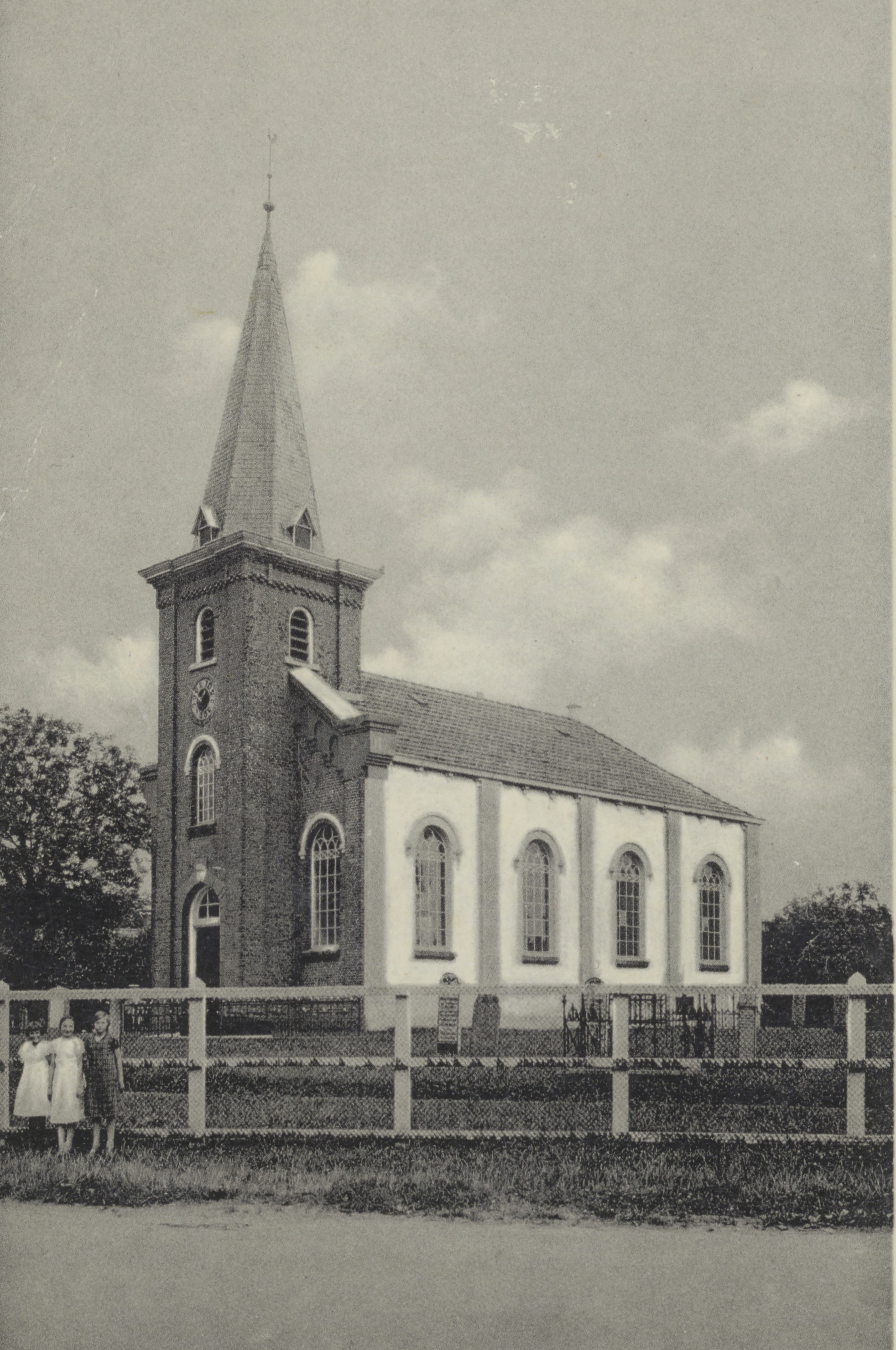 Uitsnede van een ansichtkaart met daarop de kerk van Weiwerd mpg om volle glorie. De toren en de westzijde van de kerk zien we hier nog in de oorspronkelijke kleuren, de muren zijn al bepleisterd. De windvaan heeft het tot de sloop van de kerk op de top volgehouden. Bij het verwijderen blijkt dat granaatscherven uit WOII de windvaan wel hebben beschadigd. Bron: RHC GA, Groninger Archieven, Beeldbank Groningen.