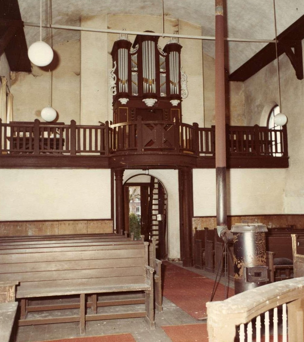 Het Meijerorgel staat hier nog op de gallerij in de kerk van Weiwerd. Bron: RHC GA, Groninger Archieven, Beeldbank Groningen.