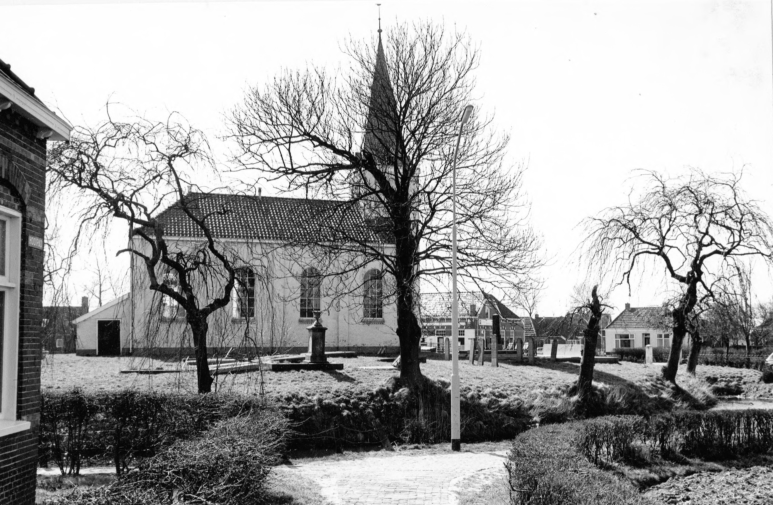 De kerk van Wiewerd staat hier nog fier overheind in het midden van de wierde Weiwerd. Bron: RHC GA, Groninger Archieven, Beeldbank Groningen.