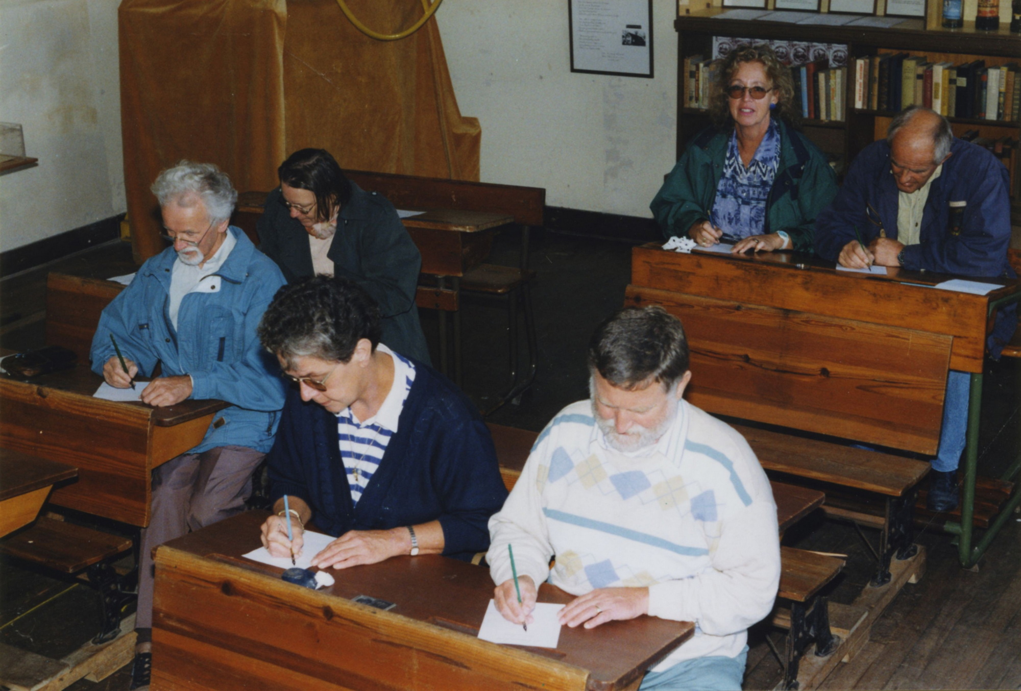 Voor de laatste keer nog éénmaal in de oude schoolbanken van de openbare lagere school van Weiwerd tijdens de Open Monumentendag op 13 september 1997. Uit de collectie van de voormalige gemeente Delfzijl. Bron: RHC GA, Groninger Archieven, Beeldbank Groningen.